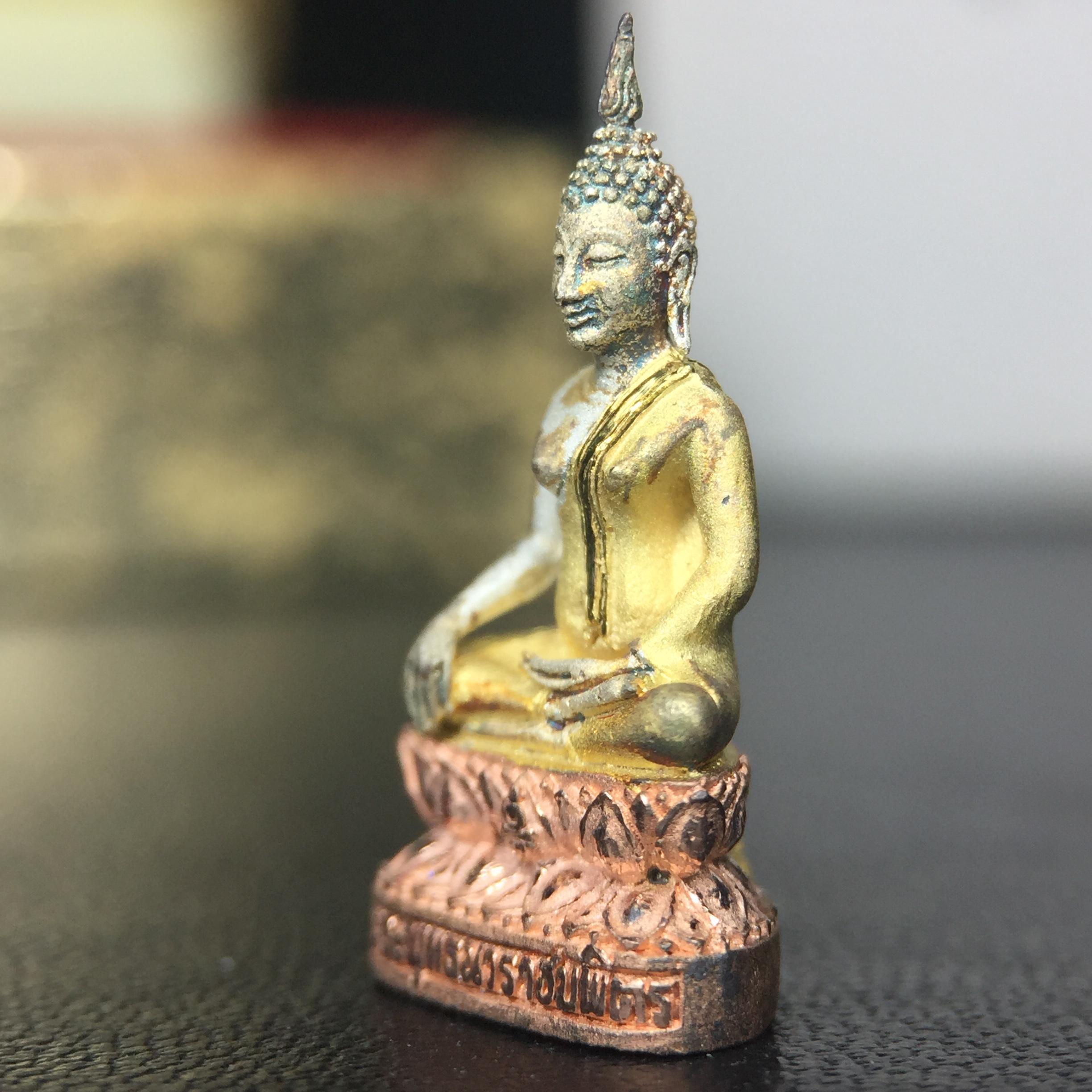 พระชัยวัฒน์พระพุทธนวราชบพิตร ครองสิริราชสมบัติครบ 50 ปี พ.ศ.2540 ขนาดสูง 1.9 ซม. เนื้อเงินสามกษัตริย์(ผิวเดิม) พร้อมกล่องบรรจุเดิมครบสมบูรณ์ 1ใน 9500 องค์(พุทธนวราชบพิตร นิมิตรหมายแห่งความสามัคคี ด้วยไมตรีแห่งองค์พระภูมิพล)