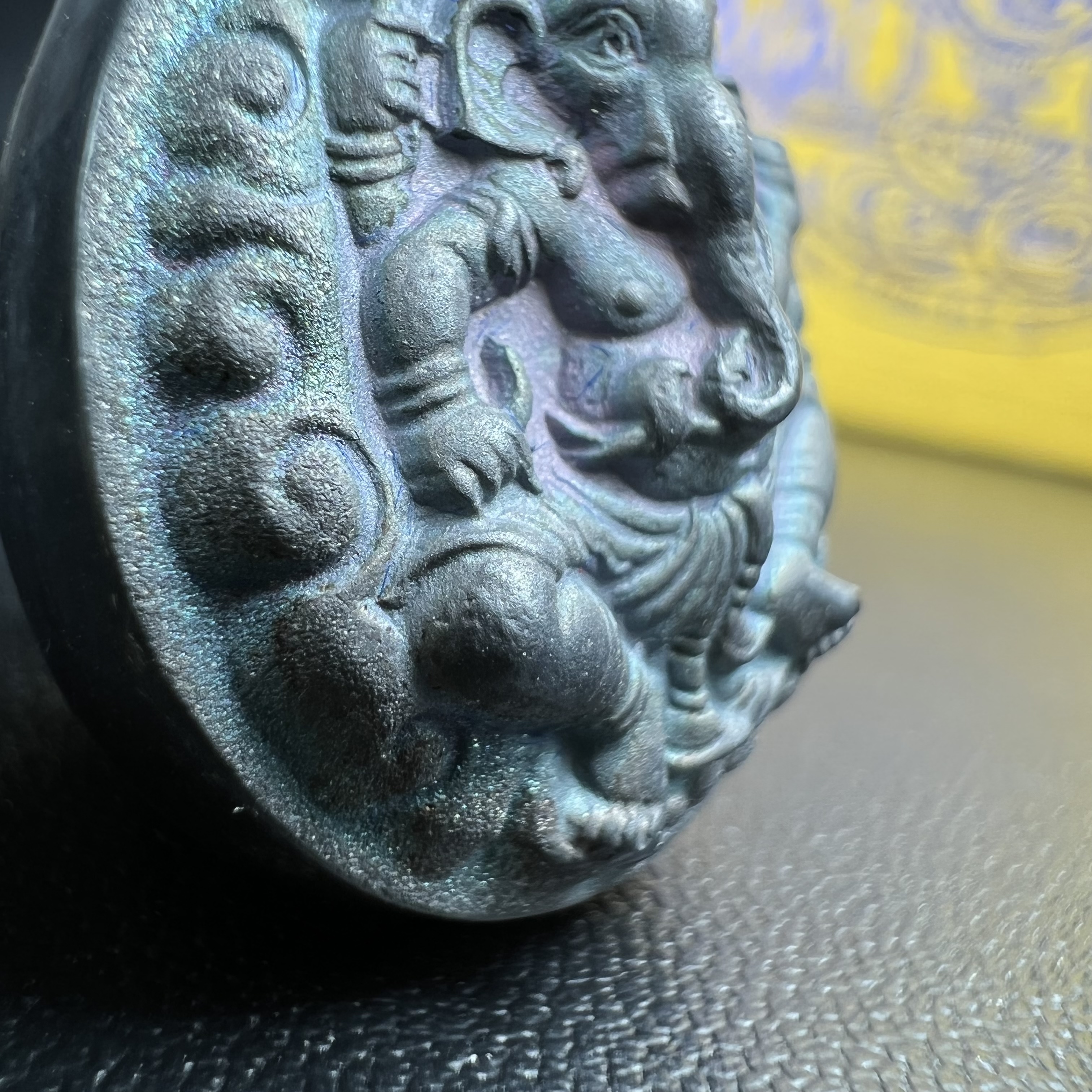 เหรียญพระพิฆเนศวร ญสส. ชุดกาญจนาภิเษกครองราชย์ 50 ปี พุทธศักราช 2538 พิมพ์ใหญ่(2.9 ซม.) เนื้อเงินผิวเดิมกลับดำขึ้นสีรุ้งเข้มขลังงดงามธรรมชาติสร้างสรรค์ สภาพสวยเดิมพร้อมกล่องบรรจุเดิม ตอกโค๊ดหมายเลขกำกับ(1ใน 5539องค์)