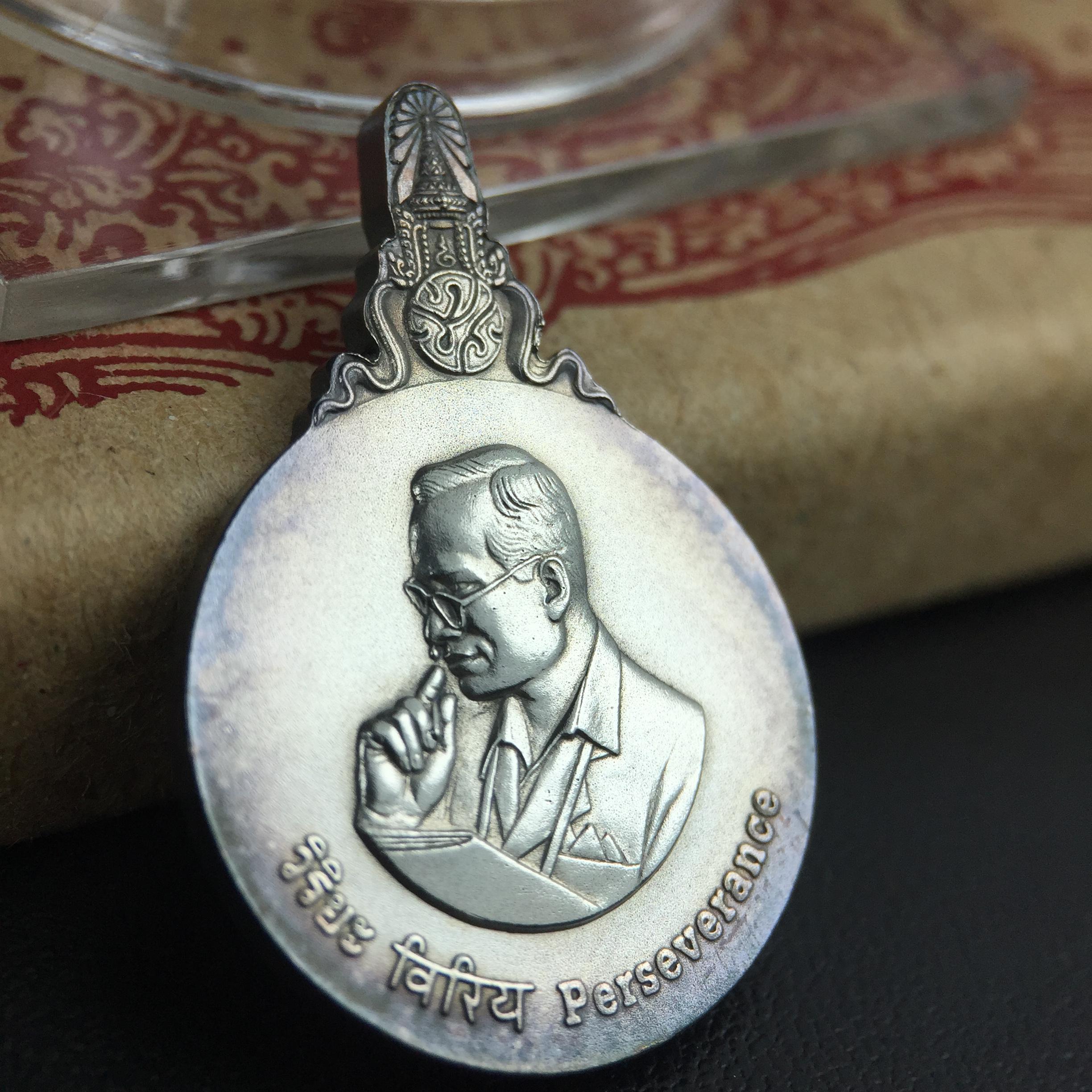 เหรียญพระมหาชนก ปี2542 พิมพ์เล็ก เนื้อเงินผิวเดิมสีรุ้งธรรมชาติแบบนิยม พร้อมหนังสือสภาพสวยครบชุด(เหรียญแห่งความเพียร)