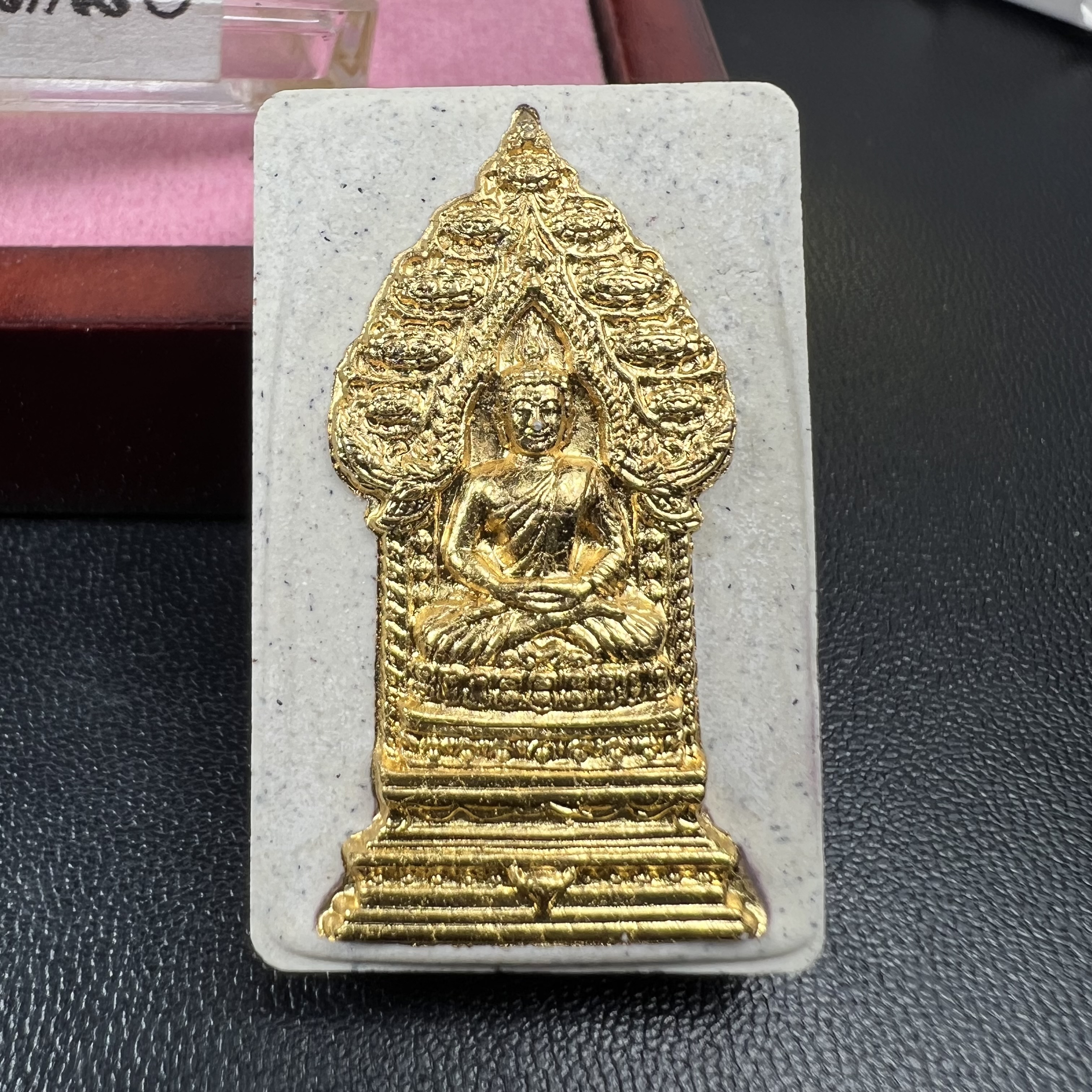 พระนิรันตรายสองกษัตริย์ มหาพุทธานุภาพแห่งแผ่นดิน ปี2552 "พระผู้ปกป้องคุ้มครองจากภัยอันตรายทั้งปวง" พระผงพิมพ์สมเด็จหน้าปัดทอง สีครีมด้านหลังฝังนวโลหะชุบนาก เชิญอักษรพระปรมาภิไธยสองกษัตริย์(จปร.และ วปร.) พร้อมกล่องบรรจุเดิมครบชุด