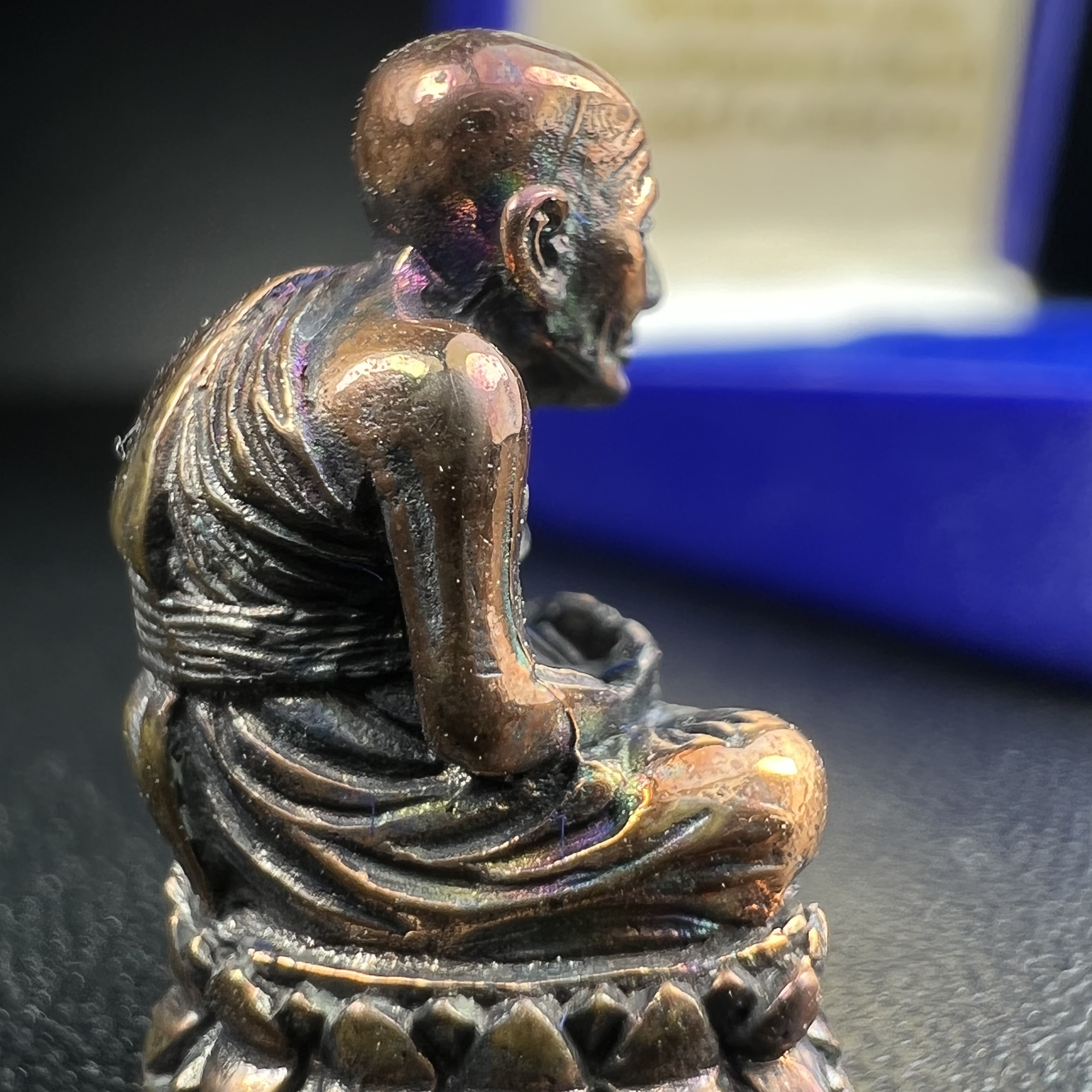 รูปเหมือนหล่อลอยองค์หลวงปู่ทวด รุ่น 111ปี กระทรวงกลาโหม เนื้อนวโลหะรมดำ-ปัดเงา ปี2540 พิธีใหญ่ สภาพสวย เข้มขลัง นิยม พร้อมกล่องบรรจุเดิม