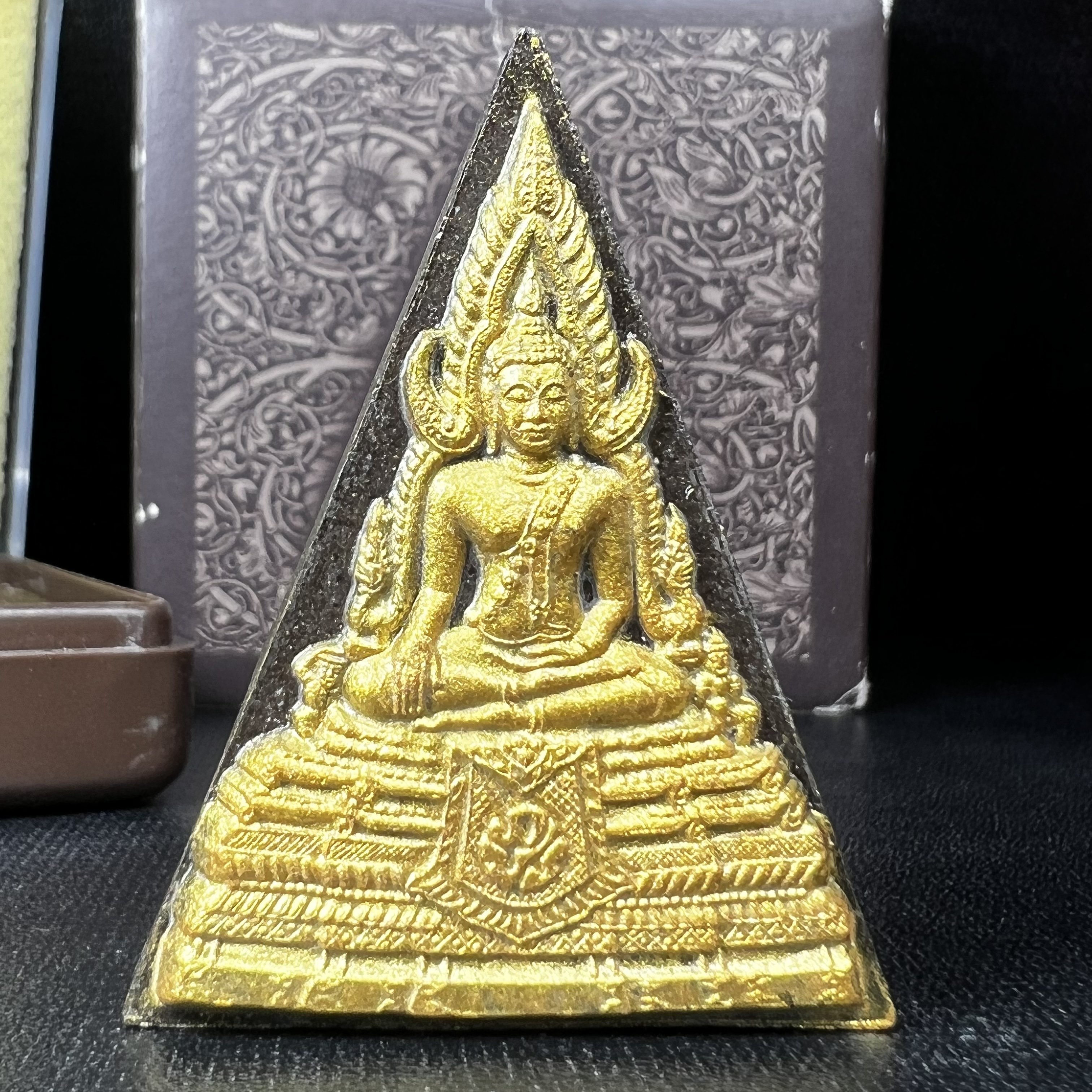พระพุทธชินราช ภปร. โครงการ "เพราะแผ่นดินนี้ คือ แผ่นดินเกิด" ปี2548(รุ่นแรก) พระผงหลัง ภ.ป.ร. เงิน (พระราชทานเส้นพระเจ้า (เส้นผม)และมวลสารจิตรลดา)