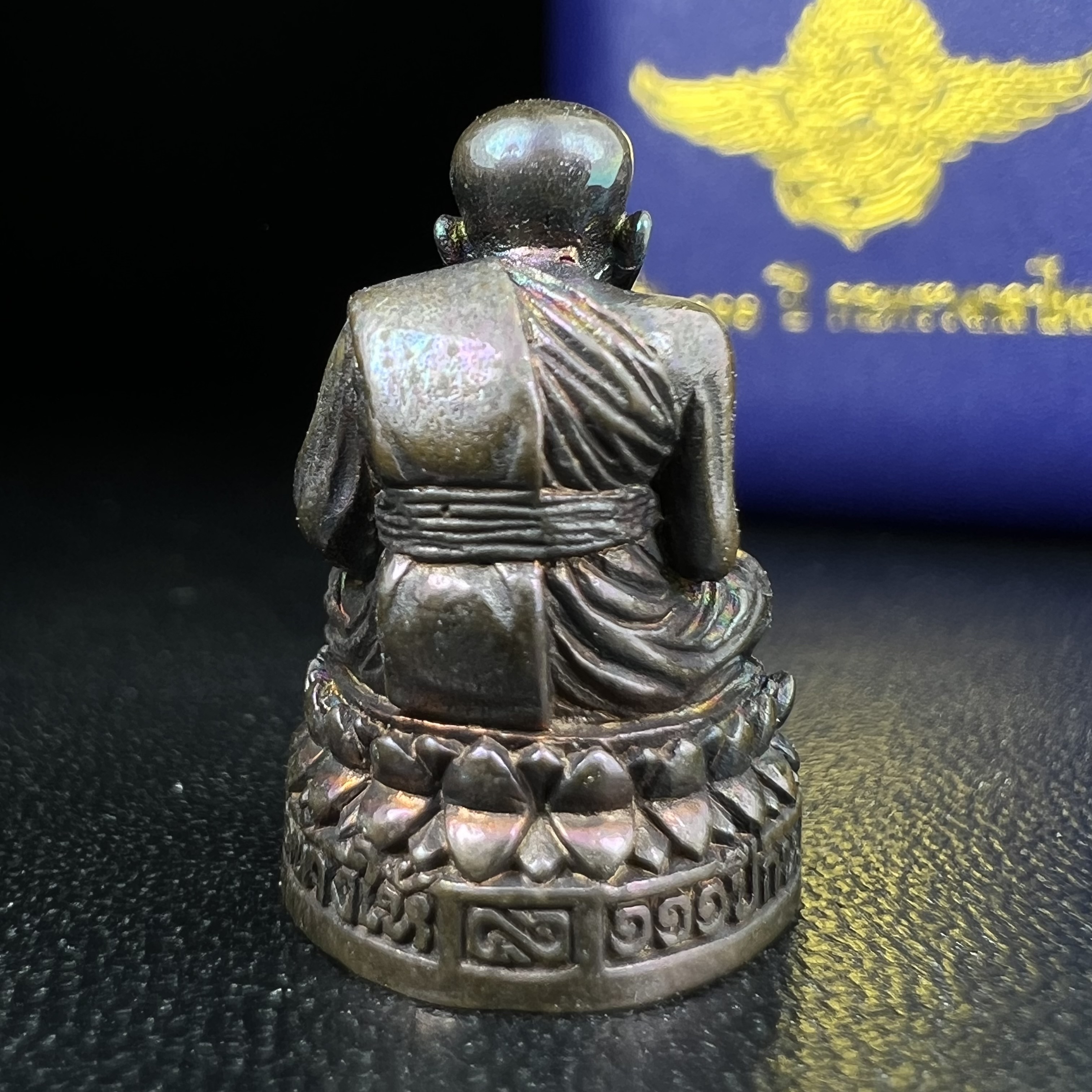 รูปเหมือนหล่อลอยองค์หลวงปู่ทวด รุ่น 111ปี กระทรวงกลาโหม เนื้อนวโลหะรมดำ-ปัดเงา ปี2540 พิธีใหญ่ เข้มขลัง นิยม พร้อมกล่องบรรจุเดิม(คัดสภาพสวยผิวเทพๆผิวรุ้งๆ)ทั้งพิธีทั้งพุทธศิลป์ทรงคุณค่าอีกหนึ่งรุ่นยอดนิยม