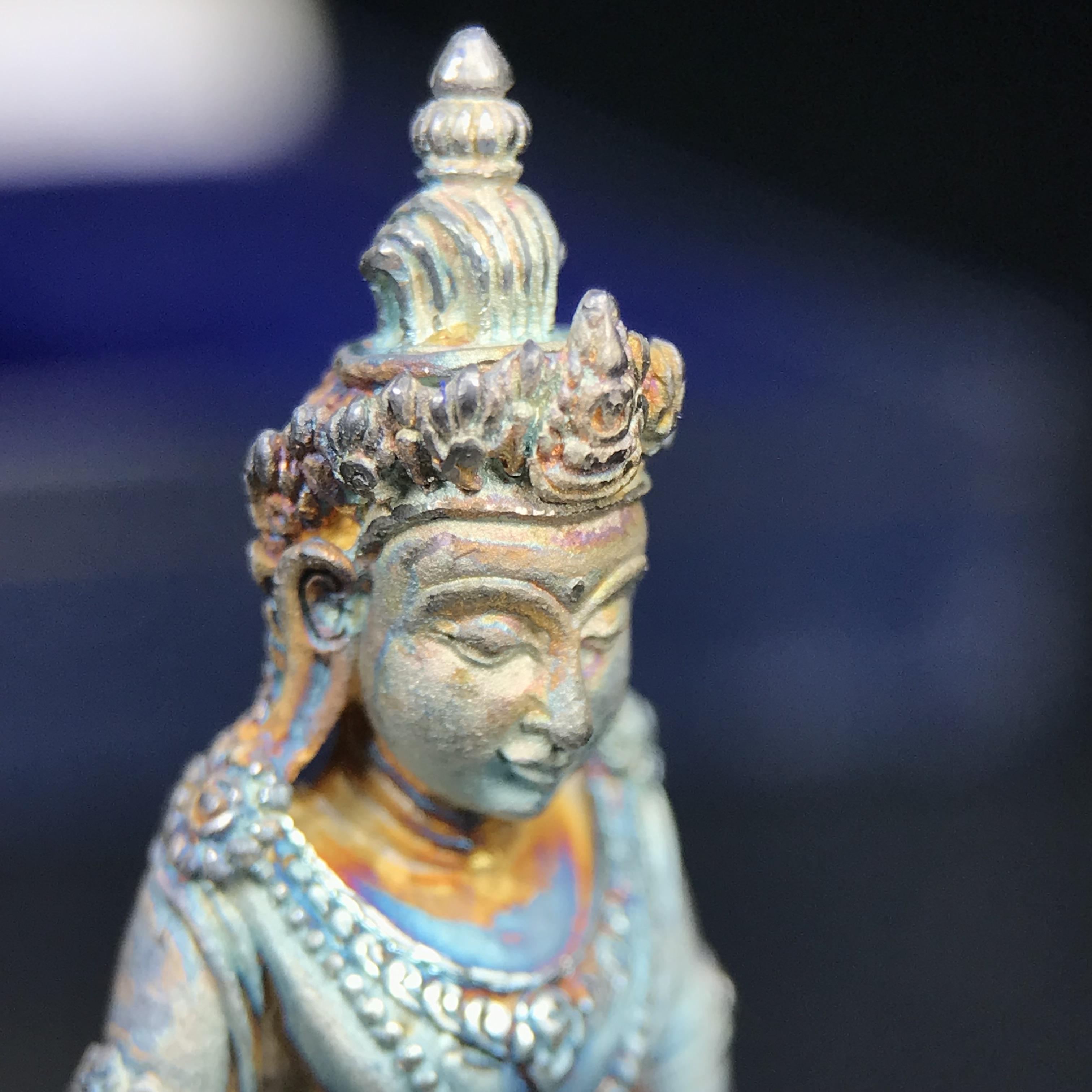 พระกริ่งอวโลกิเตศวร ( เจ้าแม่กวนอิม ) วัดโพธิ์แมนคุณาราม รุ่นอุดมโภคทรัพย์ ปี 2539 เนื้อเงินพ่นทราย(ผิวเดิม ขึ้นสีรุ้งธรรมชาติ แบบนิยม เสน่ห์ของพระเนื้อเงิน)(พร้อมกล่องบรรจุเดิม)(อีกหนึ่งรุ่นยอดนิยม พุทธศิลป์สวยงดงาม)หายาก 1 ใน 5000 องค์*องค์หมายเลข ๓๖๔๒*