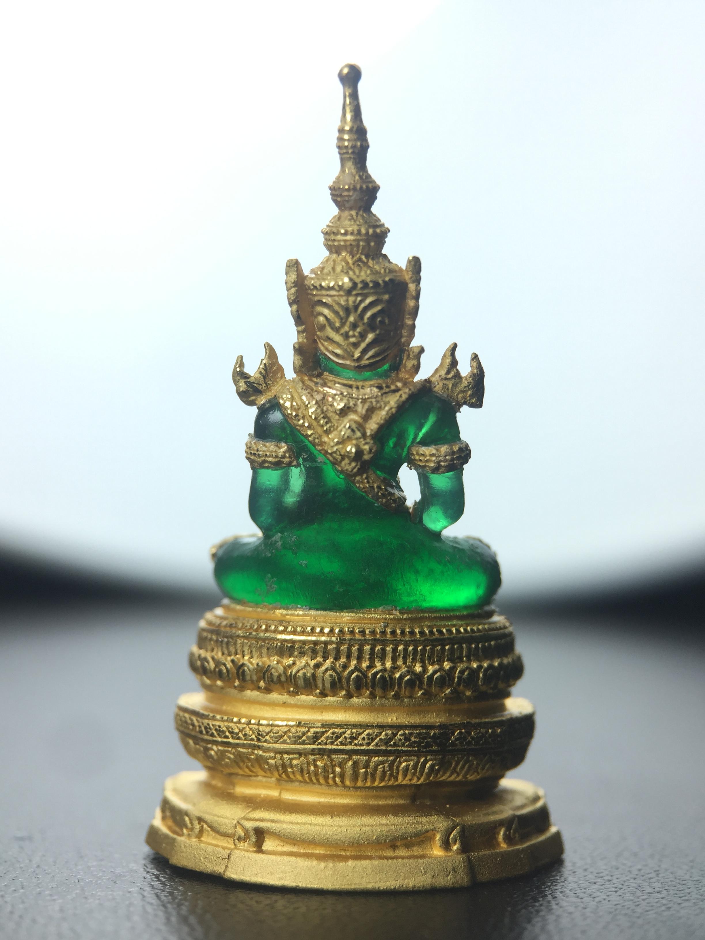 พระแก้วมรกต ภปร. จัดสร้างโดย รพ.ภูมิพลฯ ปี2547 ลอยองค์ขนาดหน้าตัก 1/2 นิ้ว เนื้อเรซิ่นหุ้มทองคำ99.99 งดงามทรงคุณค่าอีกหนึ่งรุ่นยอดนิยม หายาก