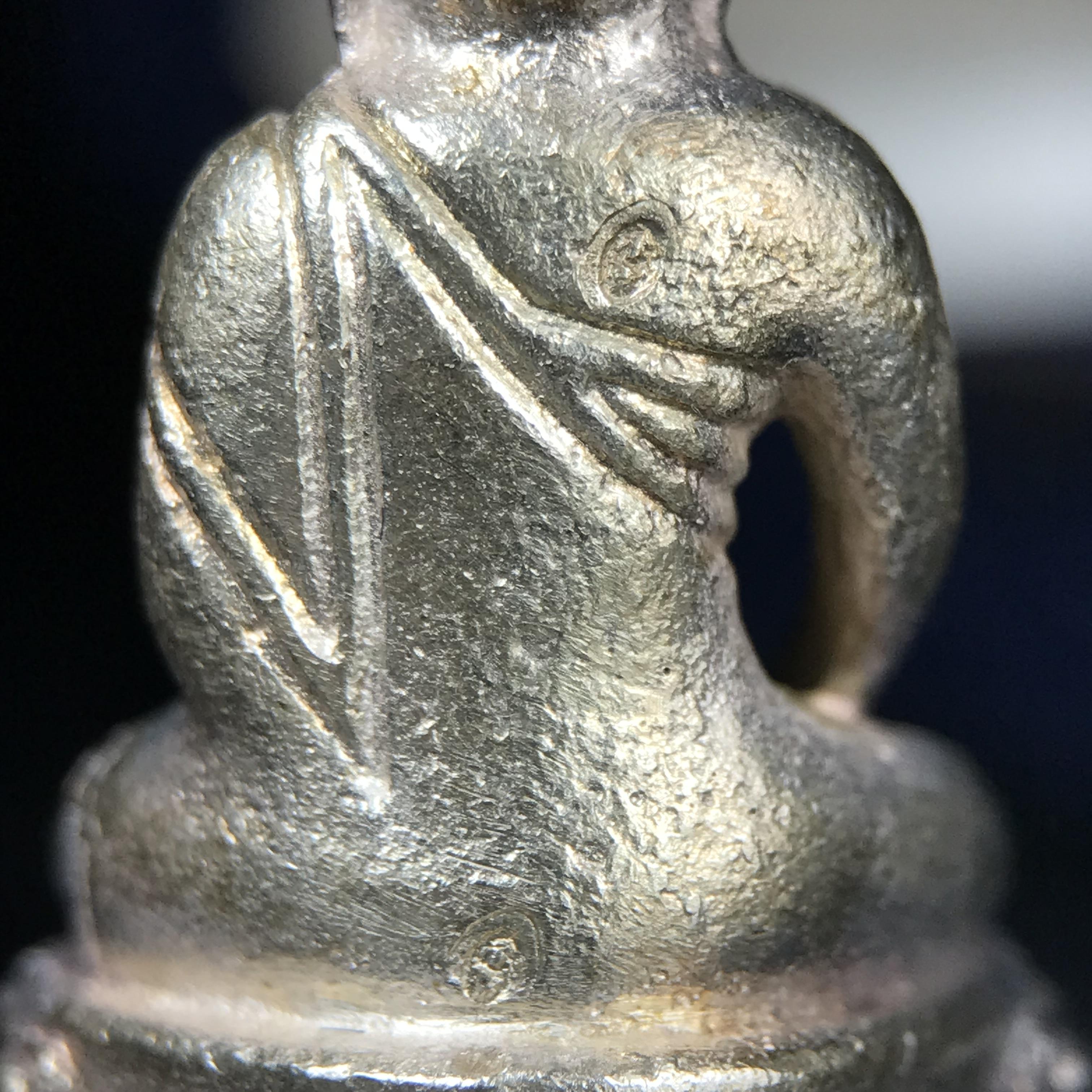 พระกริ่งศาสดา ภปร. วัดบวรนิเวศวิหาร ปี 2532 จัดสร้างในโอกาสสองทศวรรษรามาธิบดี เพื่อศูนย์การแพทย์สิริกิติ์ เนื้อเงิน(ผิวเดิมสวยงาม) (พิธีใหญ่ มวลสารมงคล สวยงามเข้มขลัง)สมเด็จพระญาณสังวร สมเด็จพระสังฆราชฯเสด็จเททอง***ตอกโค๊ตหมายเลข ๒๙๘***