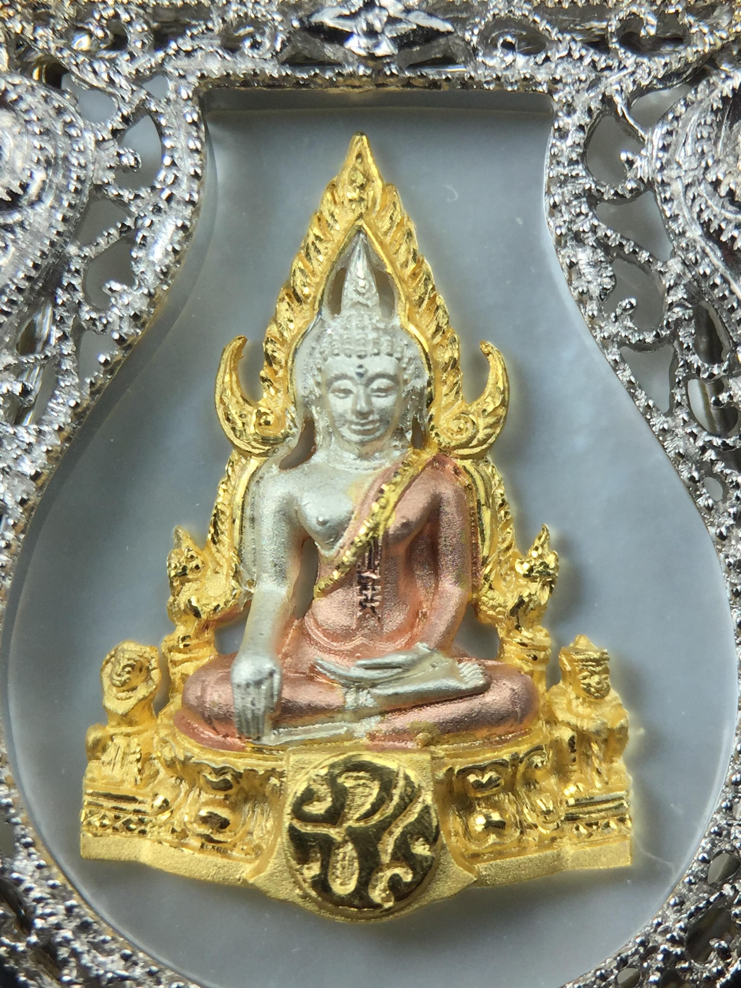 พระพุทธชินราช ภปร. โครงการ "เพราะแผ่นดินนี้ คือ แผ่นดินเกิด" ปี2548(รุ่นแรก) เหรียญทรงเสมา ขนาด 21 x 29 มม.เนื้อเงินสามกษัตริย์ องค์พระชุบสามกษัตริย์ ล้อมด้วยกรอบเงินชุบทองคำขาวสลักเสลาเป็นลวดลายละเอียดอ่อน ส่วนพื้นองค์พระเป็นเปลือกหอยมุขงดงาม