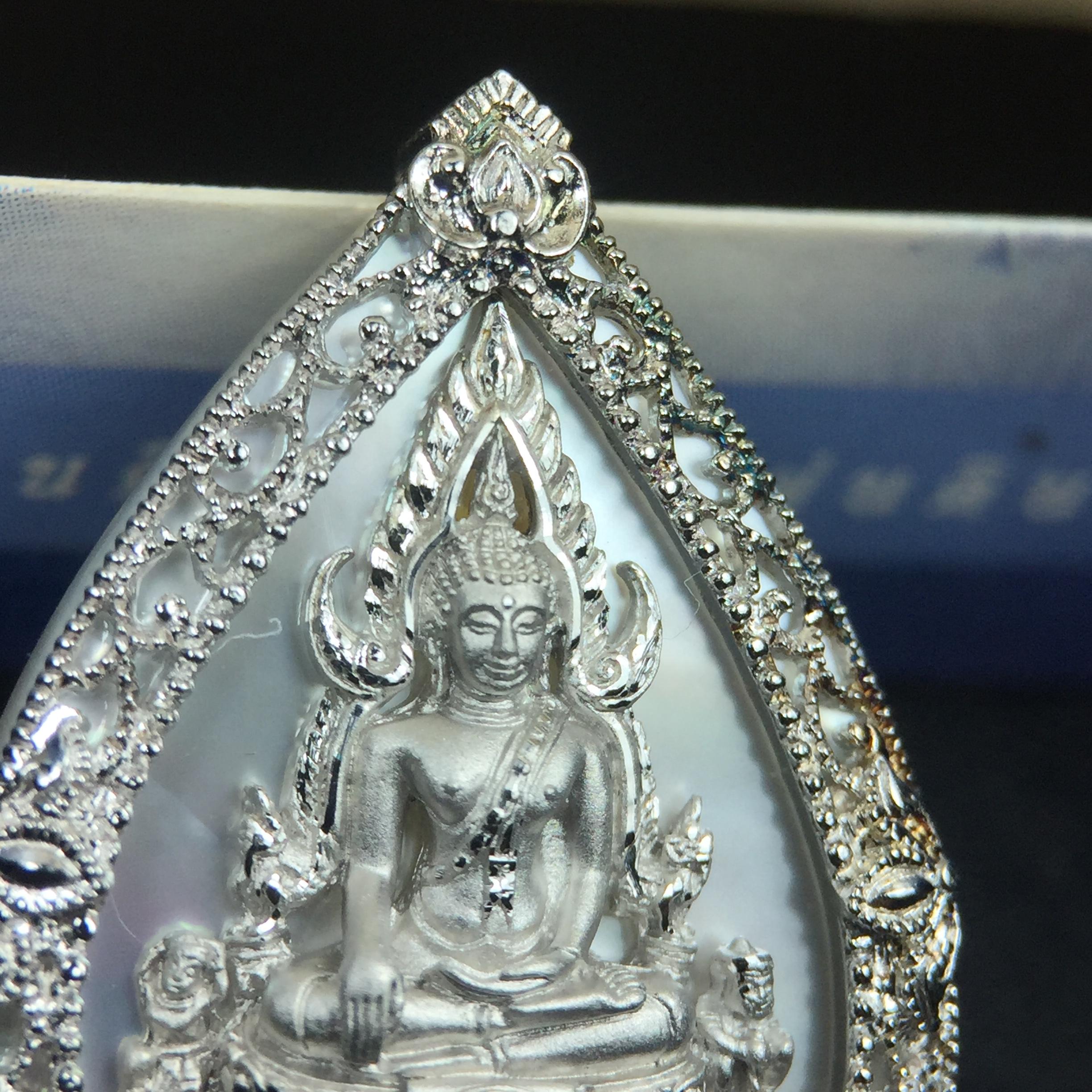 เหรียญพระพุทธชินราช ภปร. โครงการ เพราะแผ่นดินนี้คือแผ่นดินเกิด ปี 2551 รูปหยดน้ำ เนื้อเงินชุบทองคำขาว(ล้อมด้วยกรอบเงินชุบทองคำขาวสลักเสลาเป็นลวดลายละเอียดอ่อน ส่วนพื้นองค์พระเป็นเปลือกหอยมุขสวยงดงาม )(ขนาด 21 x 29 มม.) (สวยงามหายาก)1ใน5000องค์