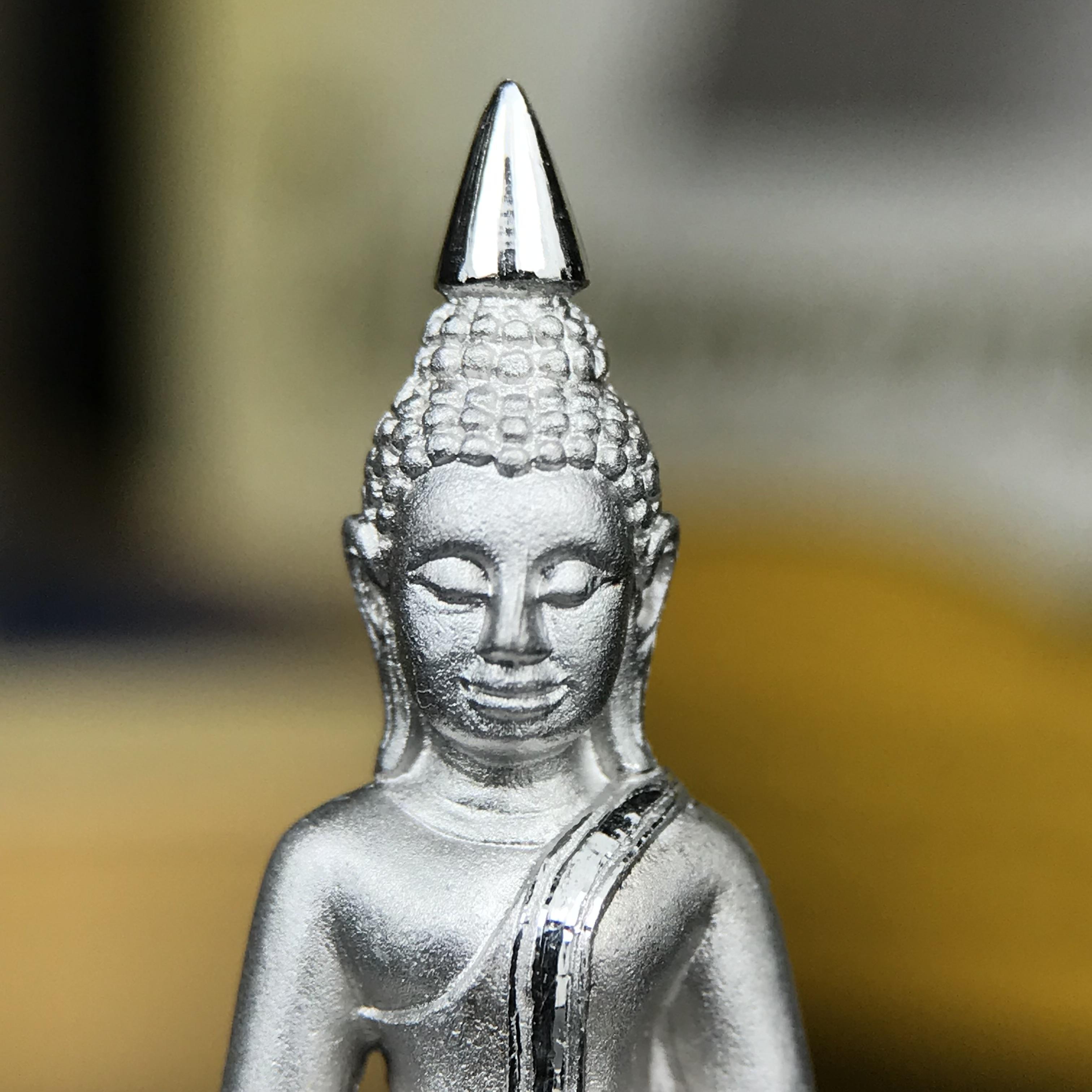 พระพุทธโสธร คุ้มเกล้าฯ ภปร.(ใต้ร่มพระบารมี คุ้มเกล้า) 60ปี รพ.ภูมิพลฯ พ.ศ.2552 เนื้อเงิน ชุบทองคำขาว(ลอยองค์พิมพ์ ใหญ่ ขนาด 30*20 มม.) 1 ใน 5000 องค์ หายาก