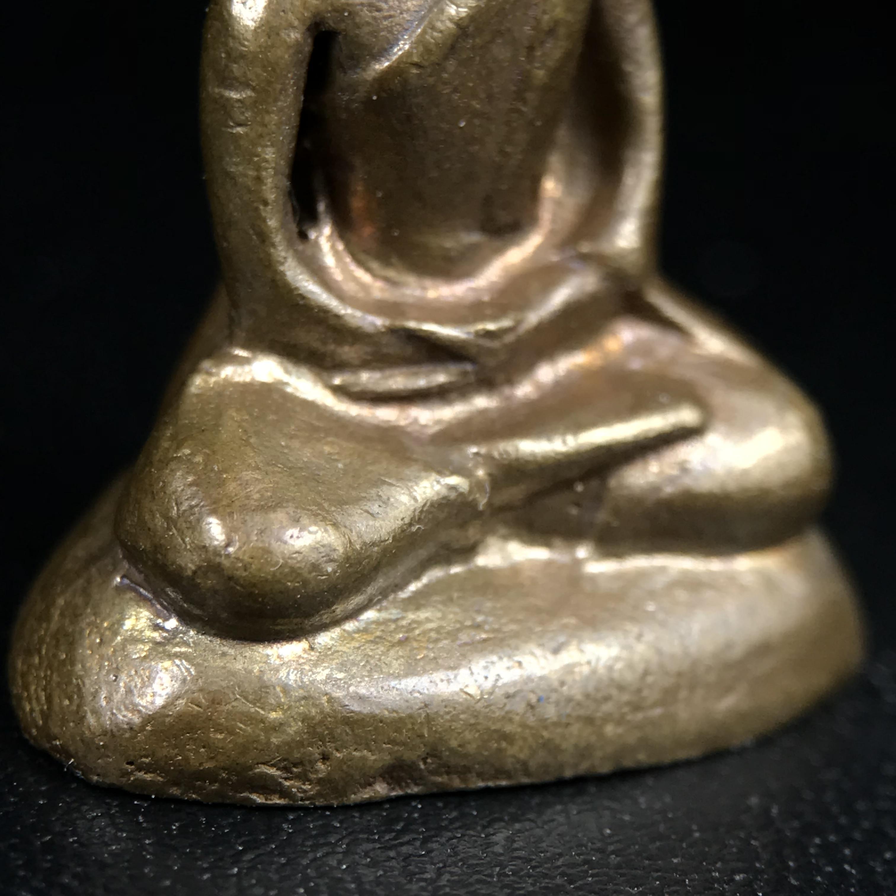 พระกริ่งฝีพระหัตถ์สมเด็จย่า ขนาดห้อยบูชาขนาดเล็ก จัดสร้างขึ้นเนื่องในวาระครบ 6 รอบ เมื่อวันที่21 ตุลาคม พ.ศ.2515(ในหลวงรัชกาลที่ 9 เสด็จพระราชดำเนินทรงเททอง)ปลุกเสกยิ่งใหญ่ เกจิ 108 รูป ร่วมปลุกเสก คัดสภาพสวยแบบนี้พบเจอน้อยมาก หมายเลขต้นๆหลักร้อย หายากมาก