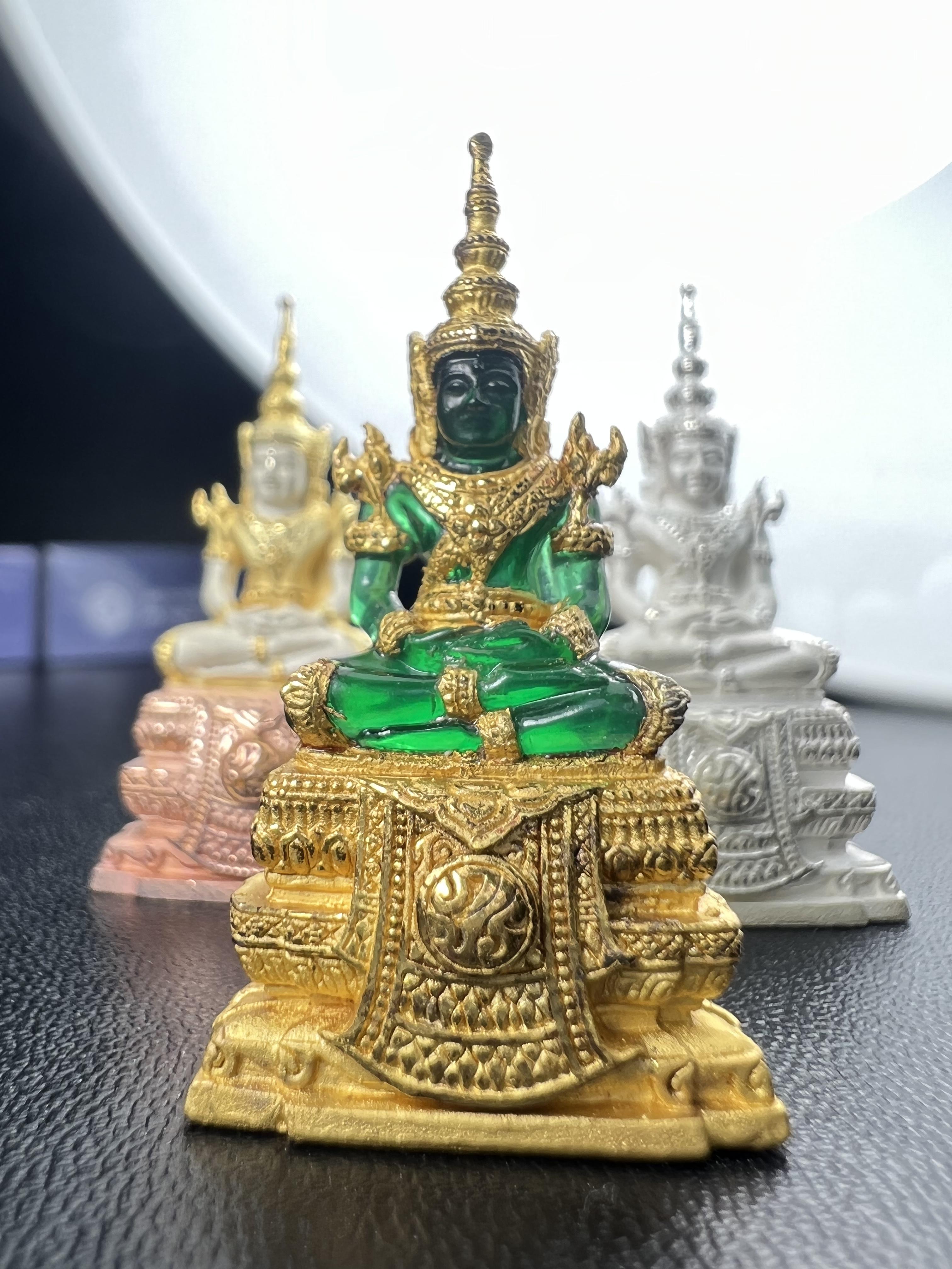 พระแก้วมรกต ภปร. จัดสร้างโดย รพ.ภูมิพลฯ ปี2547 ลอยองค์ขนาดหน้าตัก 1/2 นิ้ว (เนื้อเรซิ่นหุ้มทองคำ99.99%+เนื้อเงิน+เนื้อเงินสามกษัตริย์)(1ชุด 3 องค์)งดงามทรงคุณค่าอีกหนึ่งรุ่นยอดนิยม หายาก