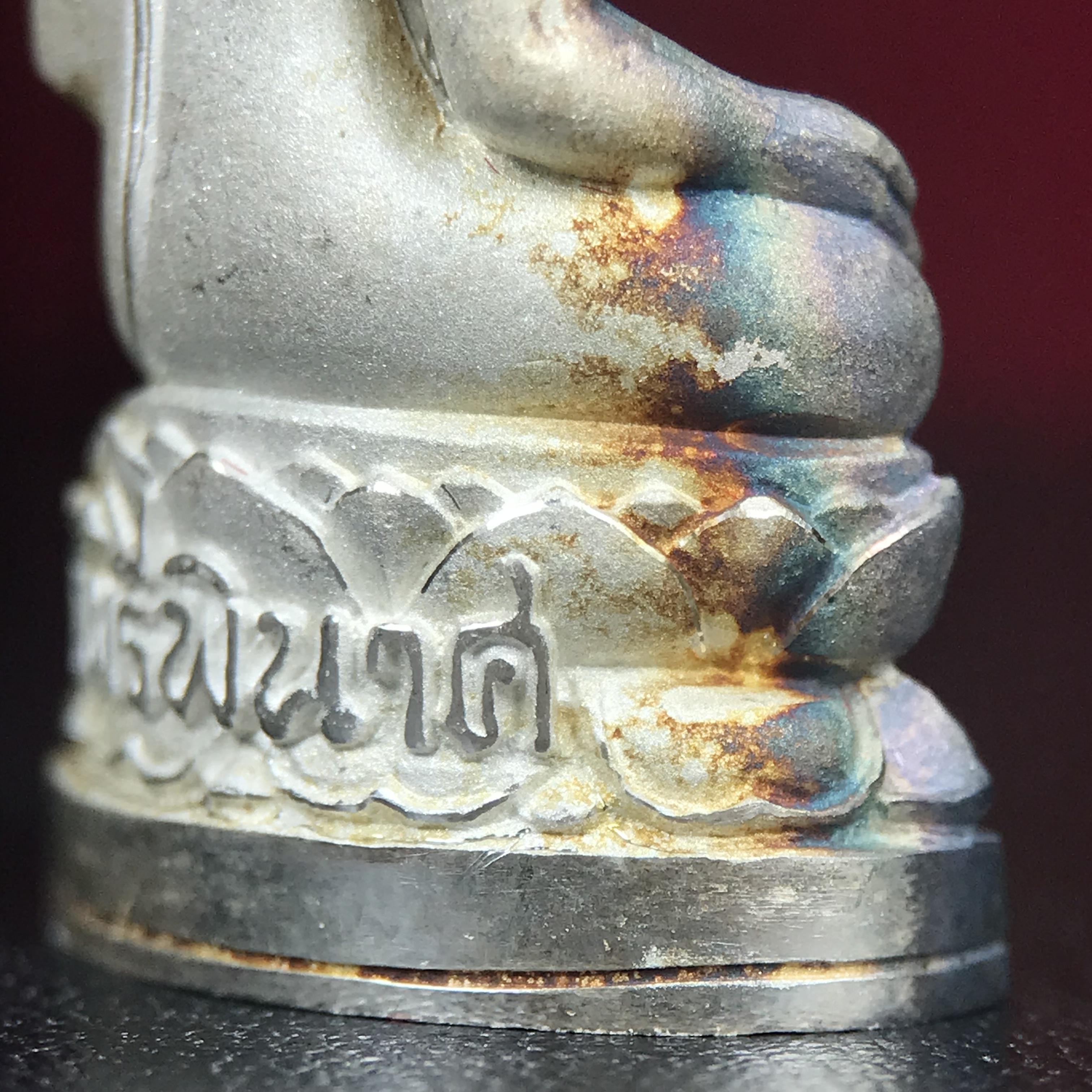 พระกริ่งไพรีพินาศ ตรากาญจนาภิเษก วัดบวรนิเวศวิหาร ที่ระลึกในหลวงรัชกาลที่9 ครองสิริราชสมบัติครบ 50ปี เนื้อเงิน(สภาพผิวเดิมขึ้นสีรุ้งธรรมชาติสวยแบบนิยม)(เสน่ห์พระเนื้อเงินสีสันที่ธรรมชาติสรรค์สร้าง)เข้มขลังทรงอานุภาพยิ่งใหญ่ กำราบศัตรูพ่ายสิ้น พระไพรีพินาศ