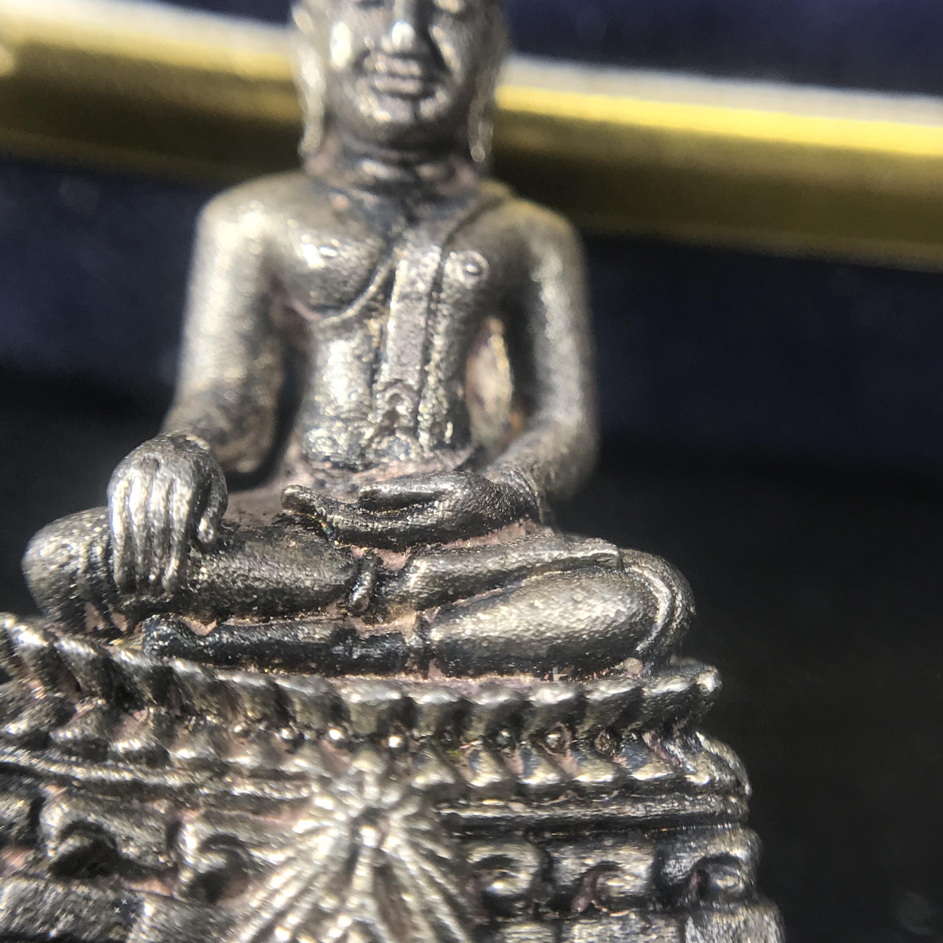 พระกริ่งพระพุทธชินสีห์ ภปร ทันโตเสฏโฐ ปี 2533 เนื้อเงิน (วัตถุมงคลหนึ่งเดียวที่บรรจุพระทนต์(ฟัน)ในหลวงรัชกาลที่9 พระราชทานให้จัดสร้าง)(1ใน1999องค์)