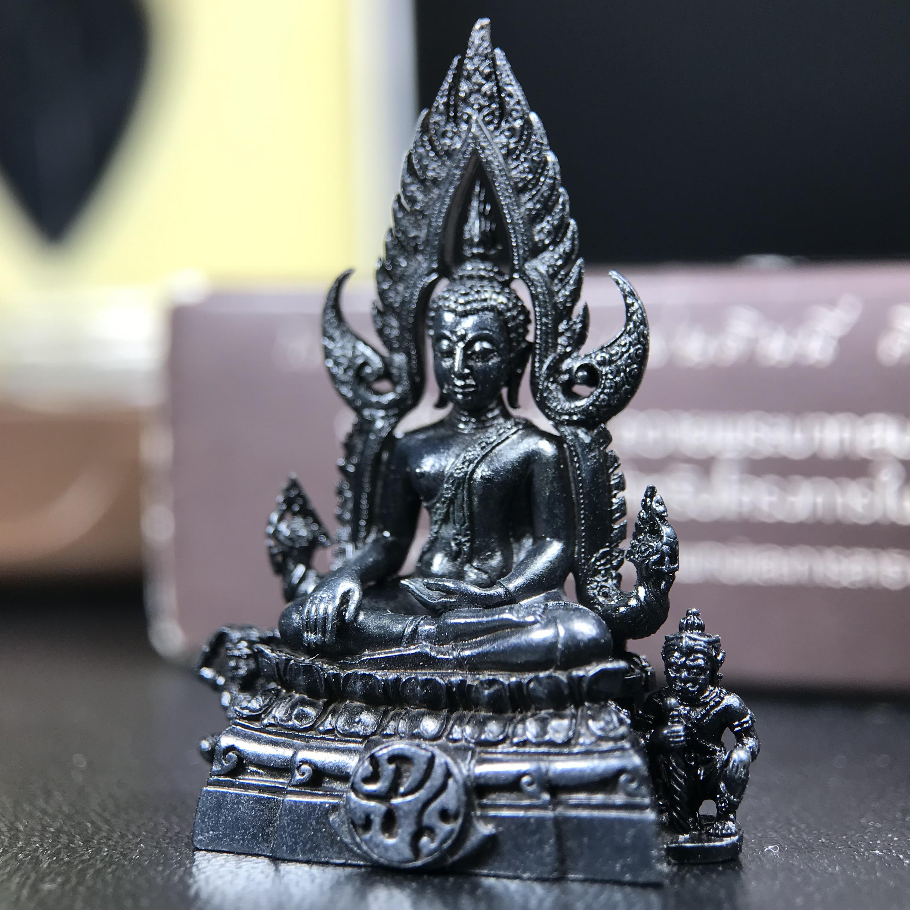 พระพุทธชินราช ภปร. โครงการ "เพราะแผ่นดินนี้ คือ แผ่นดินเกิด" ปี2548(รุ่นแรก) ลอยองค์ หน้าตัก 1/2 นิ้ว(ขนาด 3.5 x 2.5 ซม.) เนื้อเงินรมดำ(พุทธศิลป์จำลองเมื่อครั้งลอกทอง ครั้งที่3 เมื่อปี2547 ร้อยปีจะมีสักครั้ง "พระพุทธชินราชองค์ดำ")