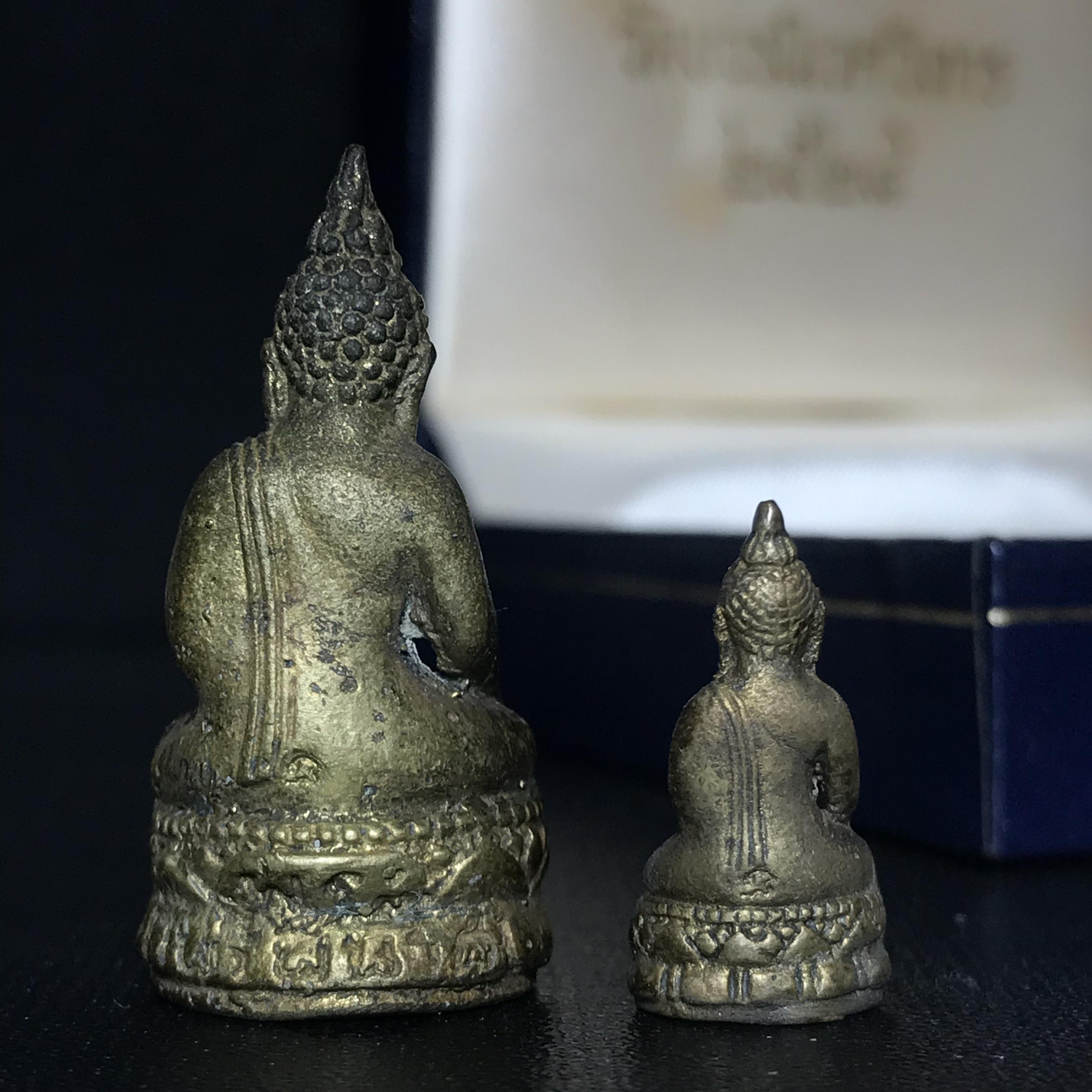 พระกริ่ง-พระชัยวัฒน์ไพรีพินาศ วัดบวรนิเวศวิหาร รุ่นผ้าป่าสิงห์บุรี ปี2528(กล่องหนังนิยม)(พระชุดหลักสายสมเด็จพระญาณสังวร สมเด็จพระสังฆราชองค์ที่19)(1ใน 1500ชุด)สภาพสวยกล่องบรรจุเดิม