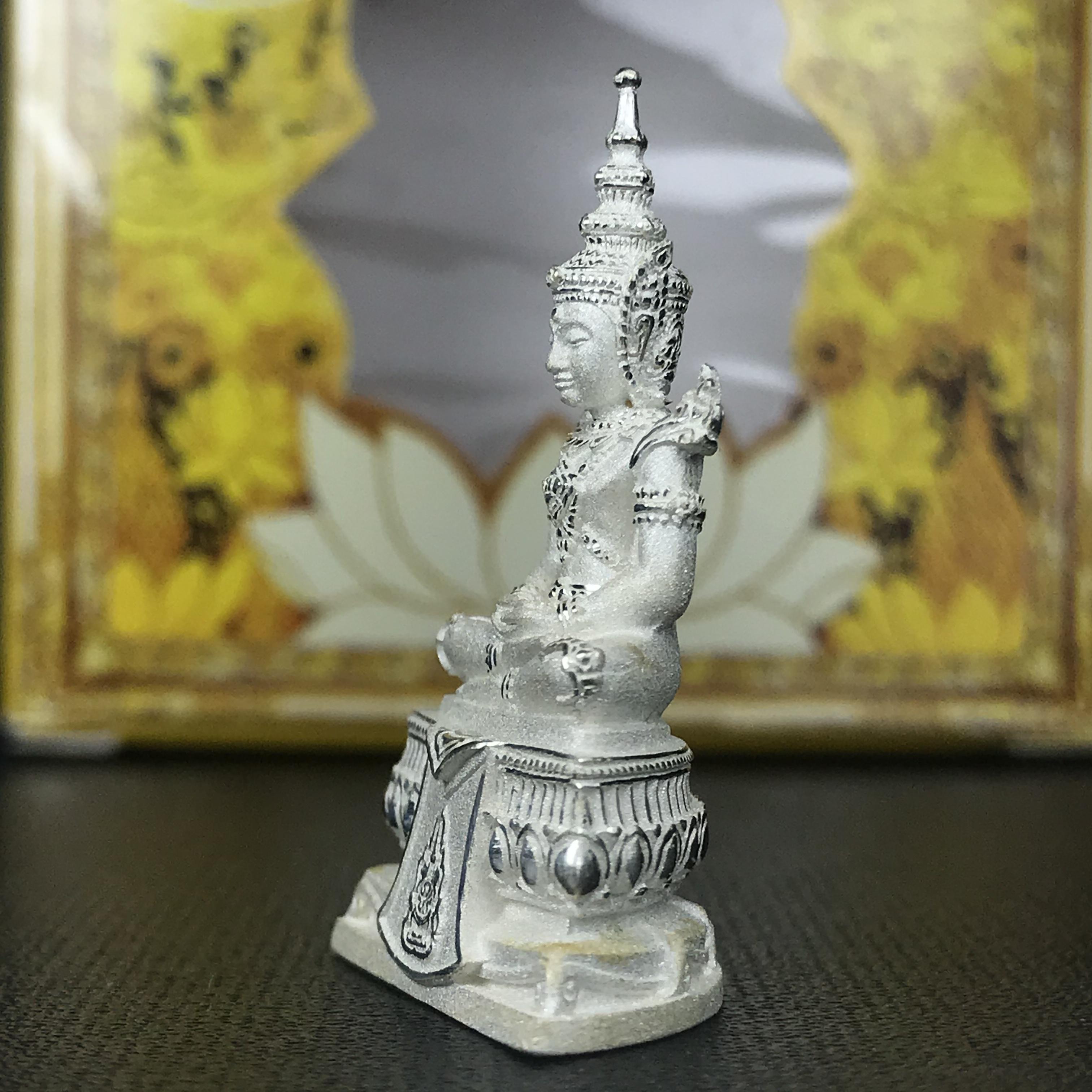 พระแก้วมรกต(จำลอง)ลอยองค์ ขนาดหน้าตัก 1/2 นิ้ว ทรงเครื่องฤดูร้อน เนื้อเงิน ตราสัญลักษณ์ฉลองสิริราชสมบัติ ครบ 60 ปี พ.ศ.2549(สภาพสวย ครบ สมบูรณ์))