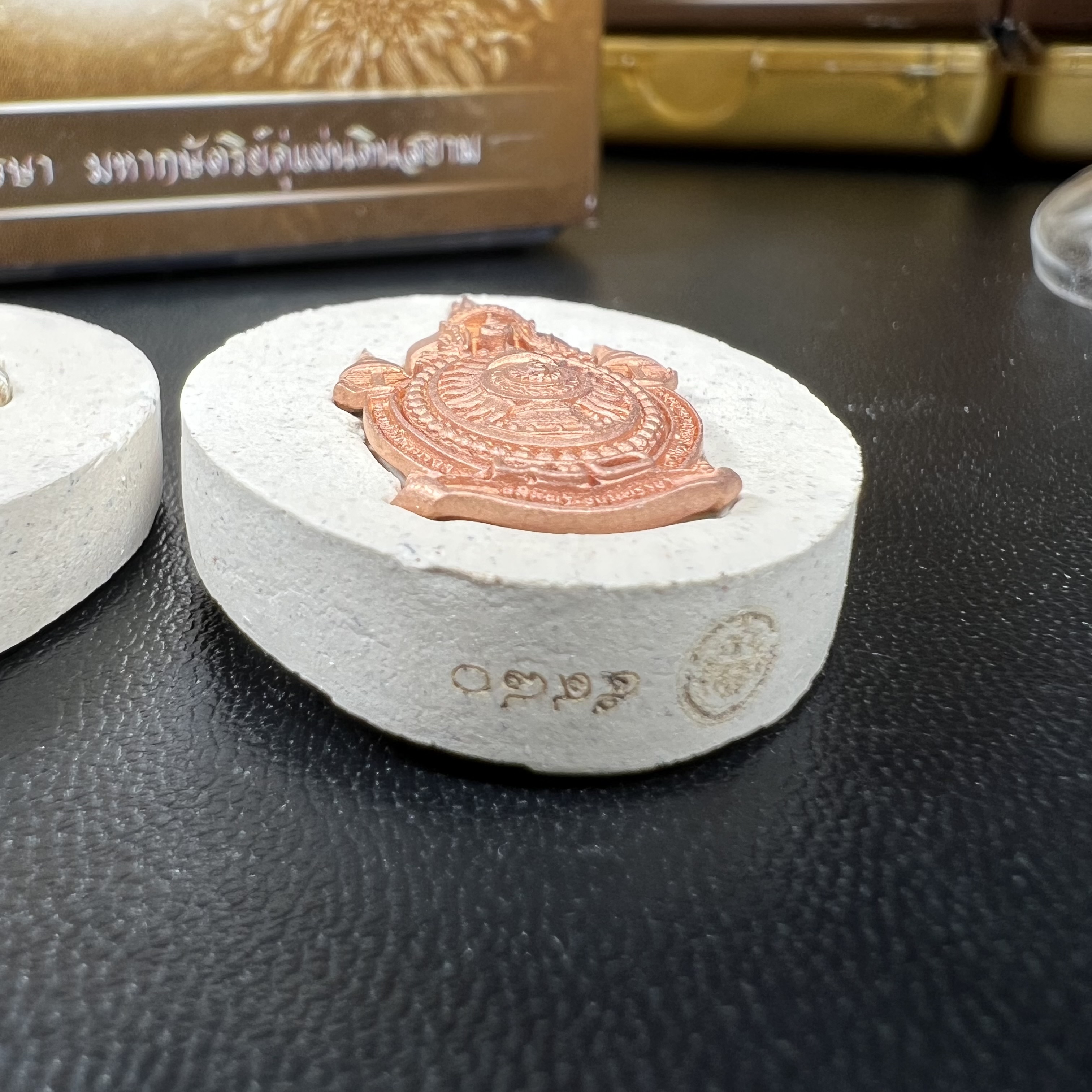 เหรียญรูปหล่อพระบาทสมเด็จพระเจ้าอยู่หัวในหลวงทรงงาน“รุ่นเย็นศิระเพราะพระบริบาล 80พรรษา มหากษัตริย์คู่แผ่นดินสยาม” พ.ศ.2550 เนื้อผง พุทธคุณ (ผงจิตรลดาพระราชทาน)ด้านหลังสัญลักษณ์ 80พรรษา เนื้อทองคำ+เงิน+ทองแดง(ขนาด27*35 มม.)พร้อมกล่องบรรจุเดิมครบ(1ชุด3องค์)