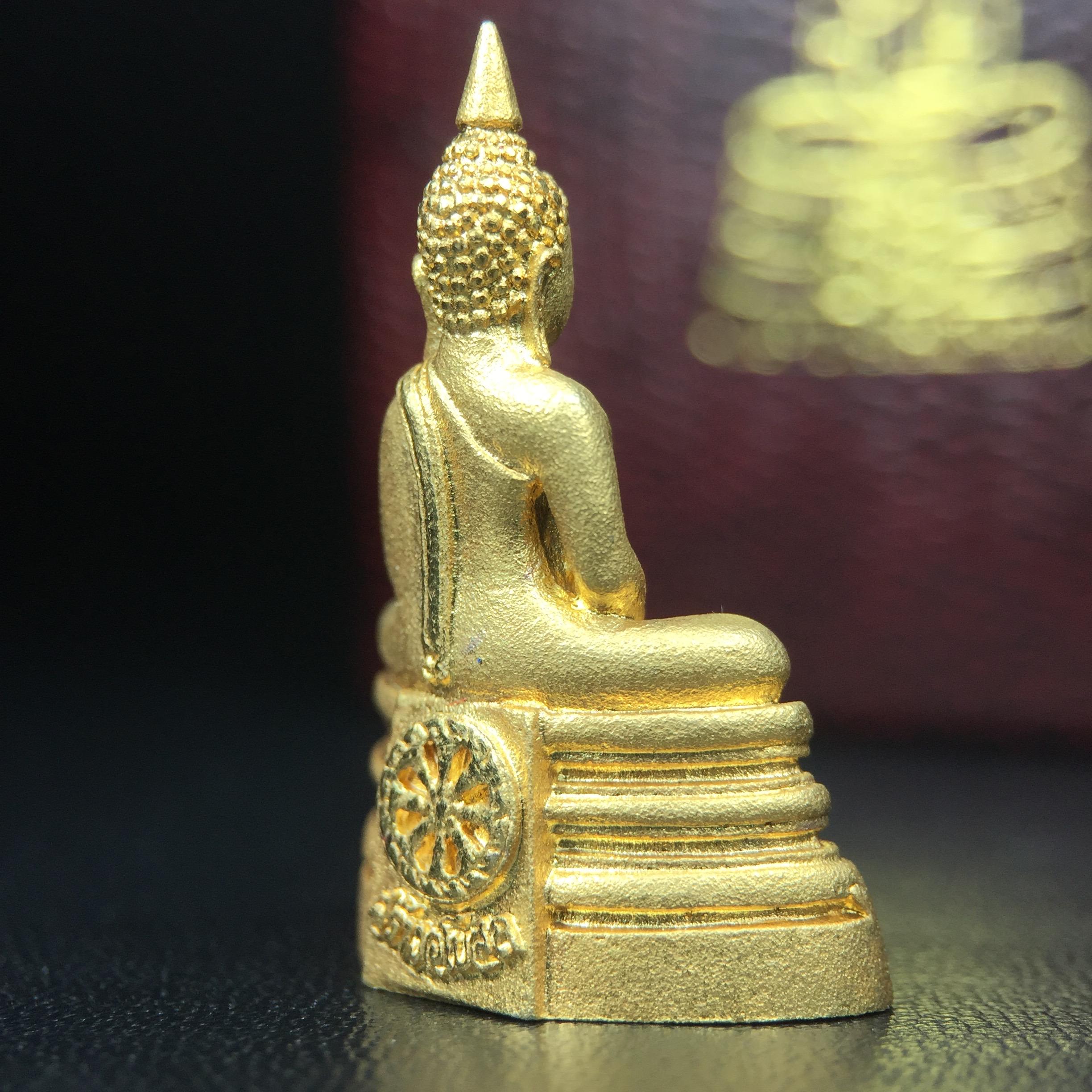 พระพุทธโสธร(หลวงพ่อโสธร) รุ่นสร้างอุโบสถ ปี2539 เนื้อเงิน(ชุบทองพ่นทรายขัดเงาบางส่วน สวยดุจทองคำ) ลอยองค์พิมพ์ใหญ่ สภาพสวยกล่องบรรจุเดิมครบสมบูรณ์(แบบนี้หายาก)(งานแพรนด้า จิวเวลรี่)สวยงดงาม