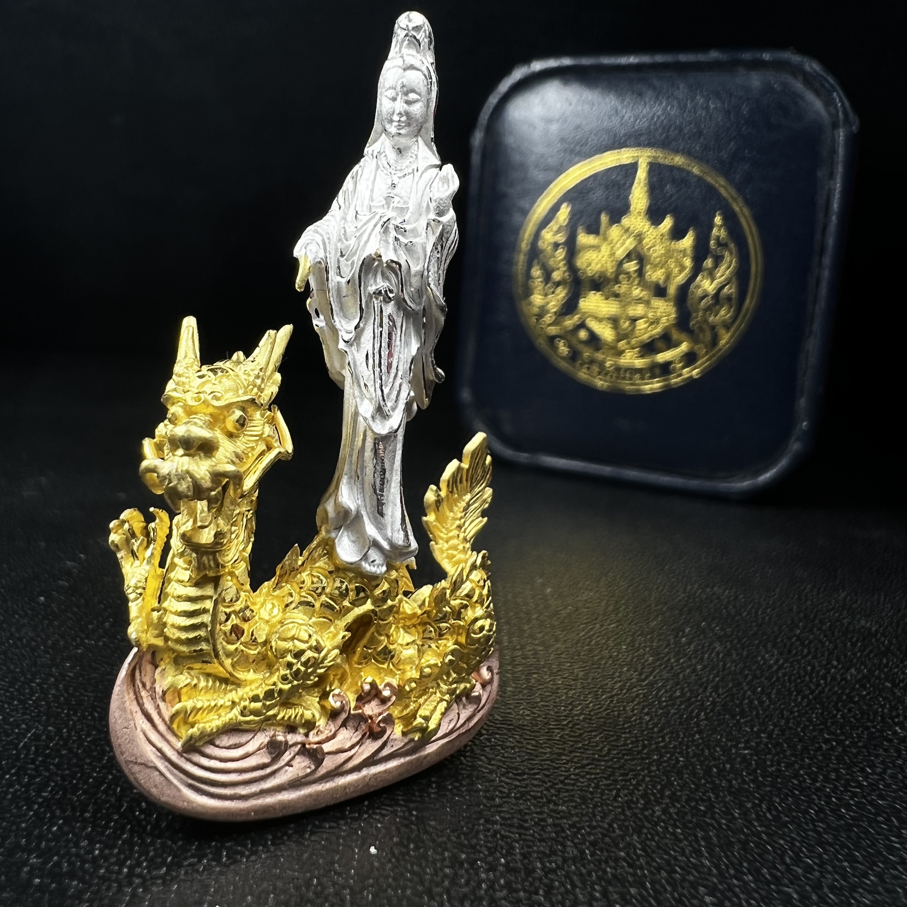 รูปหล่อลอยองค์พระโพธิสัตว์กวนอิม ทรงประทับมังกร จ.ระนอง เนื้อเงินสามกษัตริย์(พบเจอน้อยหายาก) พิมพ์ใหญ่(คัดสภาพผิวเดิม สวยงดงาม ทรงคุณค่า) เฉลิมฉลองในวโรกาสที่พระบาทสมเด็จพระเจ้าอยู่หัวทรงครองสิริราชสมบัติครบ 50 ปี จ.ระนอง พ.ศ.2539