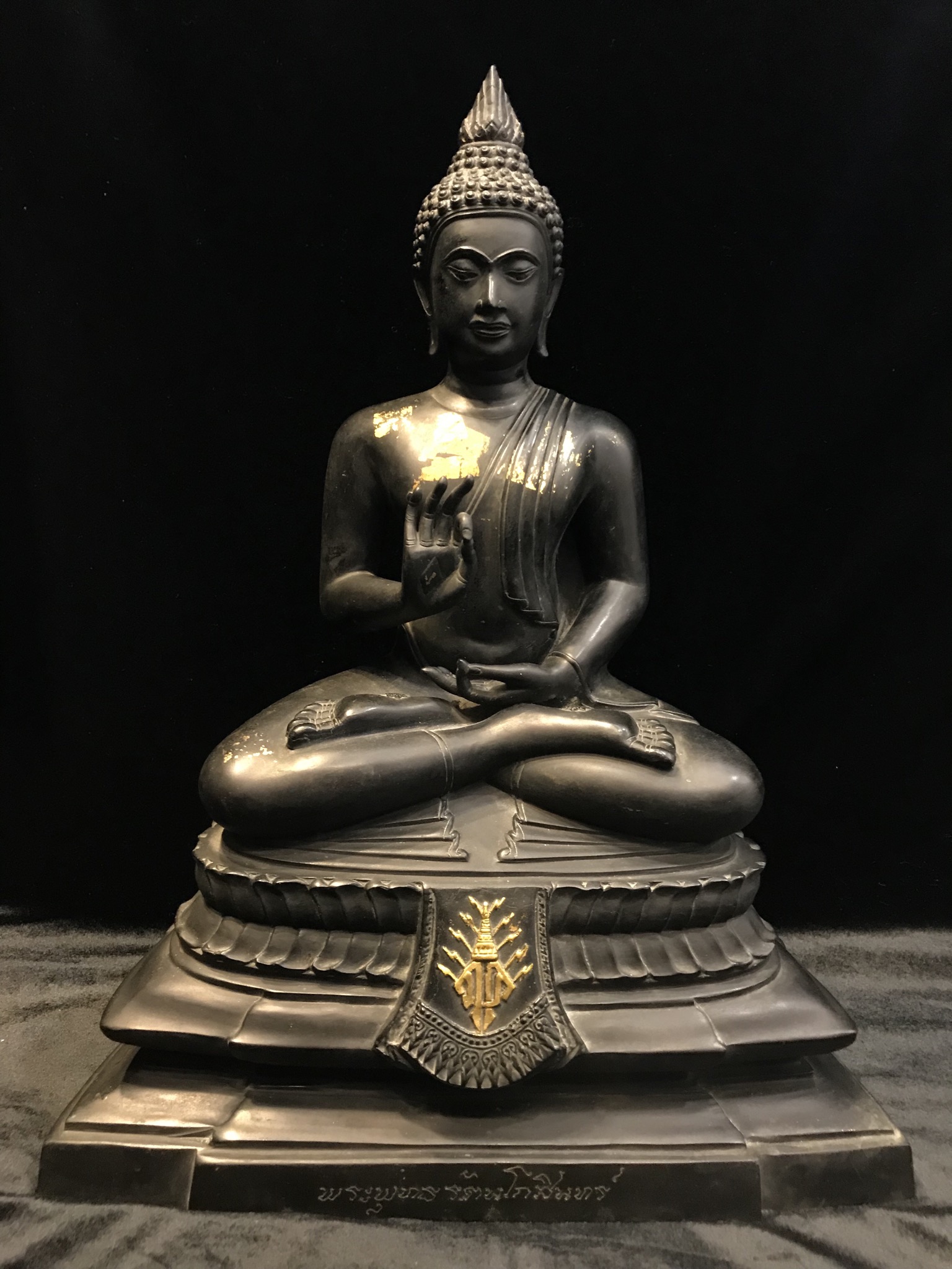 พระพุทธรัตนโกสินทร์ 200 ปี พ.ศ.2525 หน้าตัก 9 นิ้ว วัดทองศาลางาม พระพุทธปางปฐมเทศนา ผ้าทิพย์ประดิษฐานพระนามาภิไธยย่อ มวก (มหาวชิราลงกรณ์ รัชกาลที่ 10)