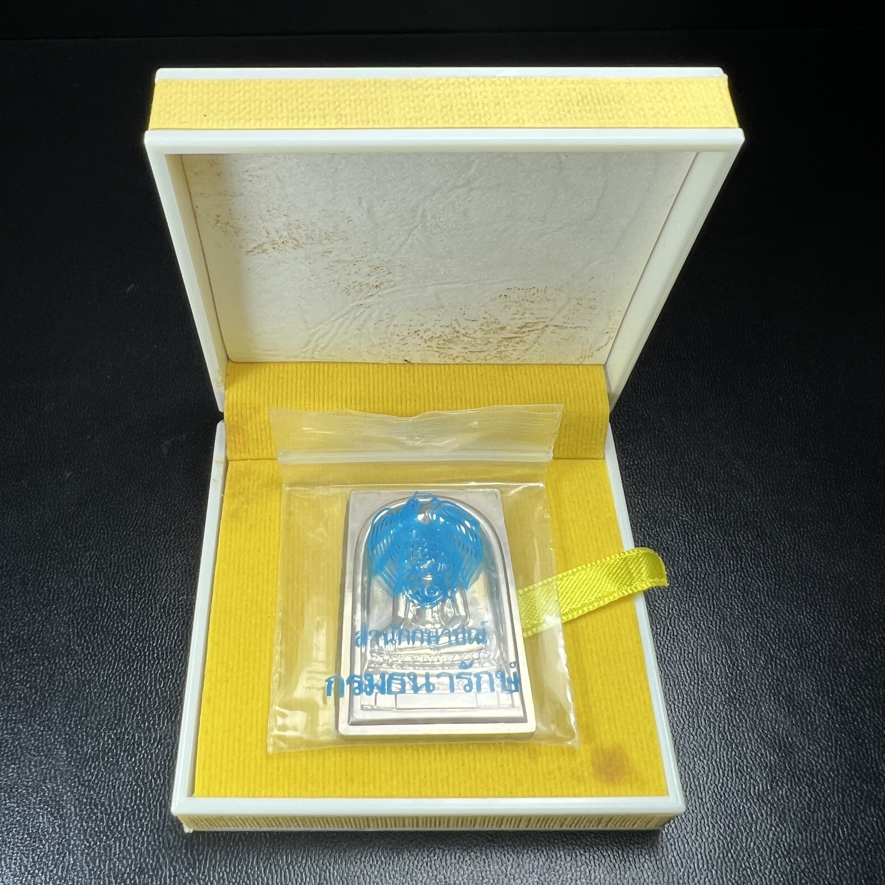 พระพุทธชินสีห์ หลังตรา ปรมาภิไธยย่อ ภปร. ในวโรกาสเฉลิมพระชมพรรษาในหลวงรัชกาลที่9 ครบ 7 รอบ และ ที่ระลึกสมโภชวัดบวรนิเวศวิหารครบ 175 ปี พ.ศ.2554 เหรียญเนื้อเงิน พิมพ์ใหญ่ ขนาดสูง 3.8 ซม. พร้อมกล่องบรรจุเดิมพระราชทาน(1 ใน 1585 เหรียญ)หายาก