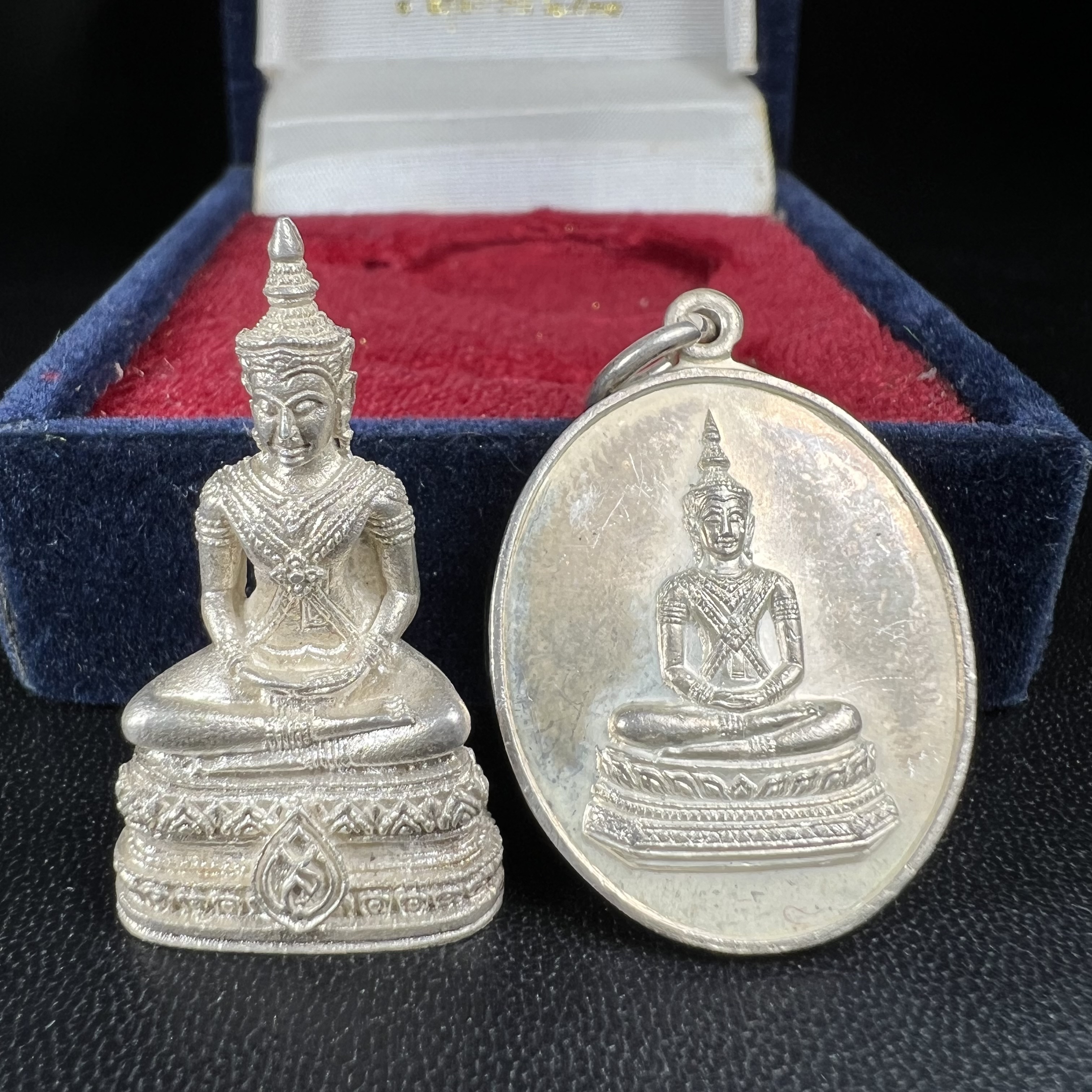 พระวาสนะเวศม์ พร้อมเหรียญ ชุดกรรมการ เนื้อเงิน(หายากพบเจอน้อย) สร้างในโอกาสสมเด็จย่าทรงเปิดสถานสงเคราะห์คนชรา 8 พฤษภาคม ปี 2530 กรมประชาสงเคราะห์จัดสร้าง พิธีปลุกเสก วัดบวรนิเวศวิหาร