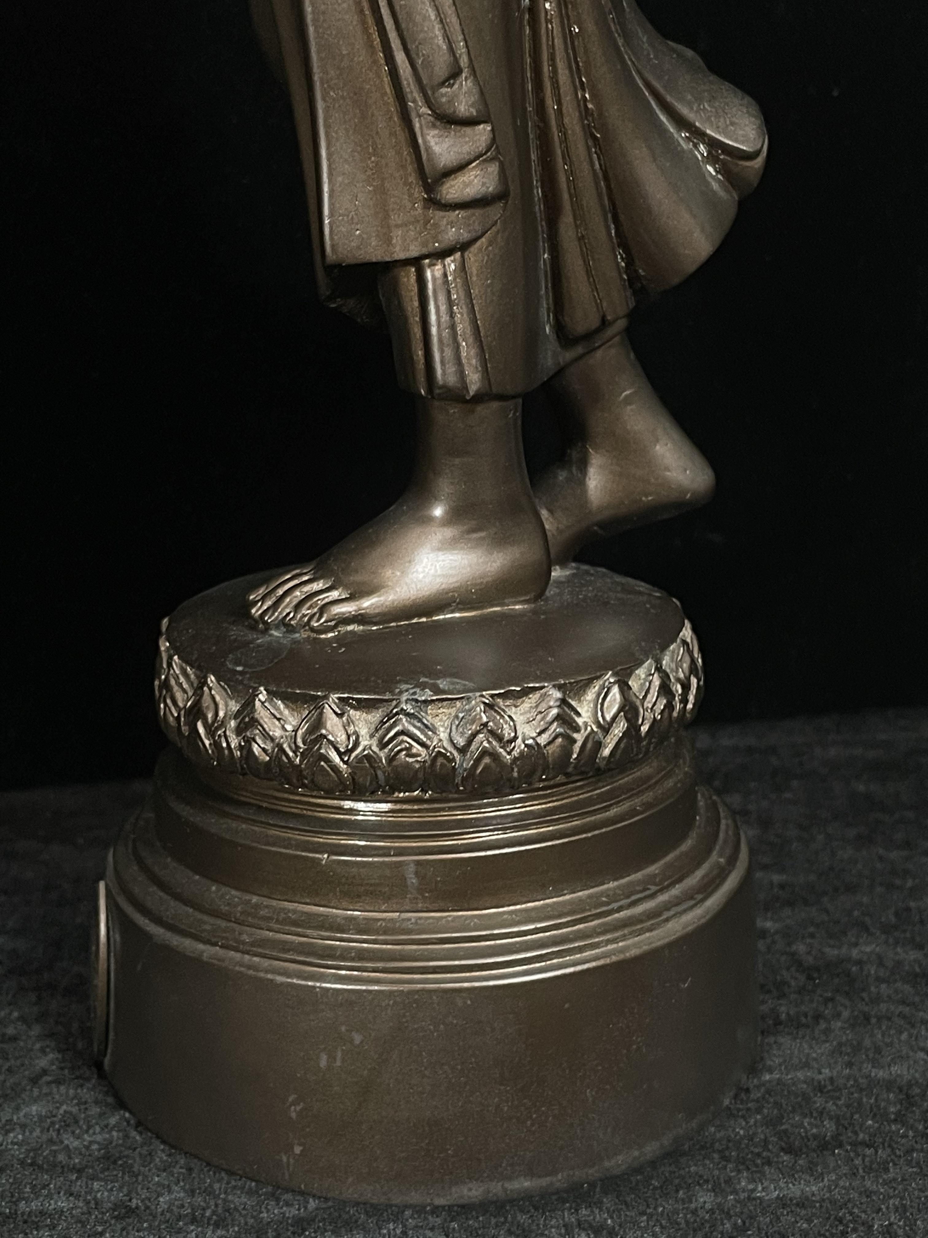 พระบูชา 25พุทธศตวรรษ พระศรีศากยะทศพลญาณ ประธานพุทธมณฑลสุทรรศน์ ปี2530 ตราสัญลักษณ์ ในมหาวาระพระชนมพรรษา ครบ 5 รอบ 60 พรรษา เมื่อ 5 ธันวาคม ปี 2530 หมายเลข (๑๕)๔๐๕ (เลขสวยผลรวมได้ 9 เจริญก้าวหน้าในทุกๆด้าน) ขนาดความสูง 15 นิ้ว รวมฐานสูง 18 นิ้ว(นิยมหายาก)