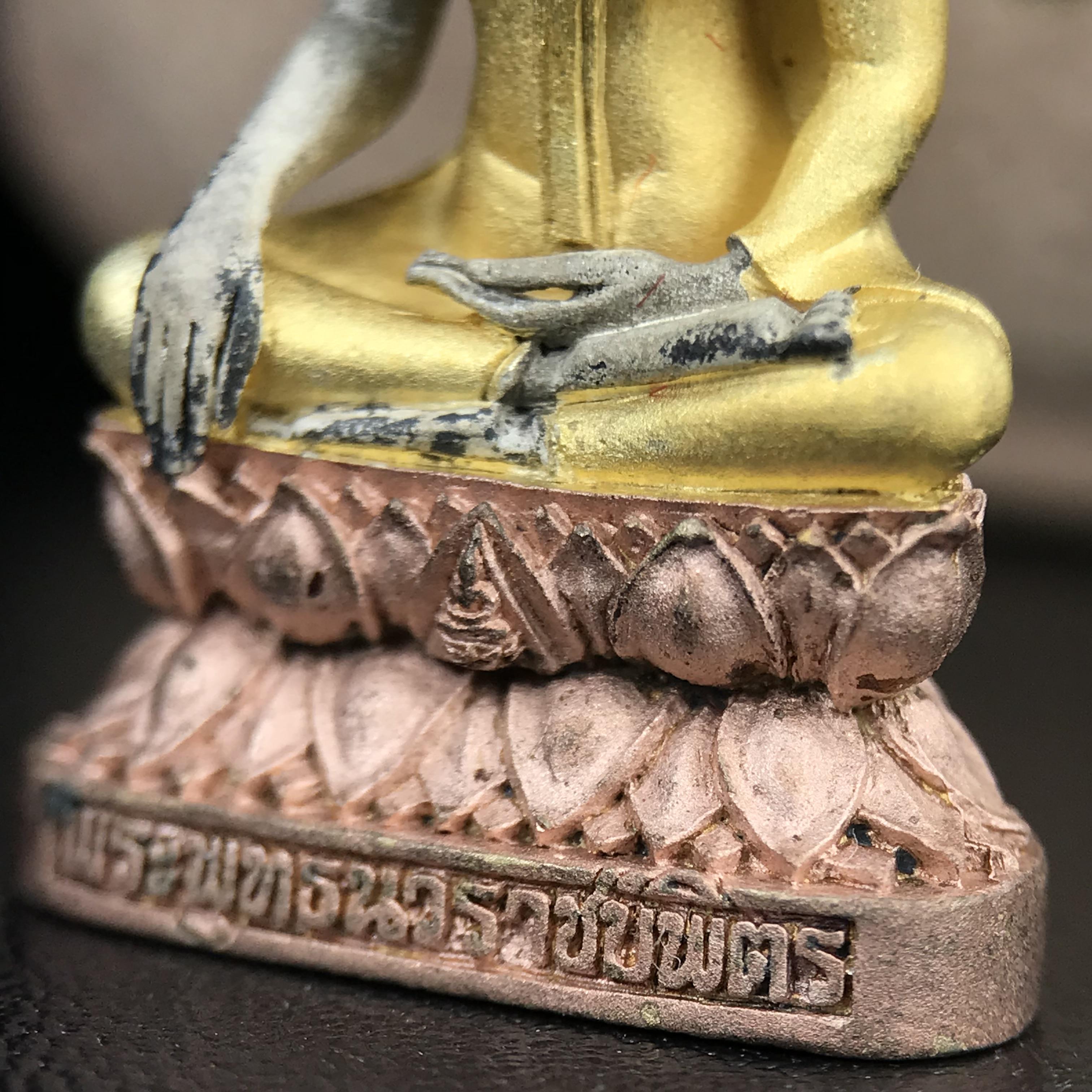 พระกริ่งพระพุทธนวราชบพิตร ตรากาญจนาภิเษกครองสิริราชสมบัติครบ 50 ปี รัชกาลที่9 ปี2540 เนื้อเงินสามกษัตริย์(ผิวเดิมสวย ครบ สมบูรณ์)พร้อมกล่องบรรจุเดิมครบ ชุดพระราชทาน(หายาก)