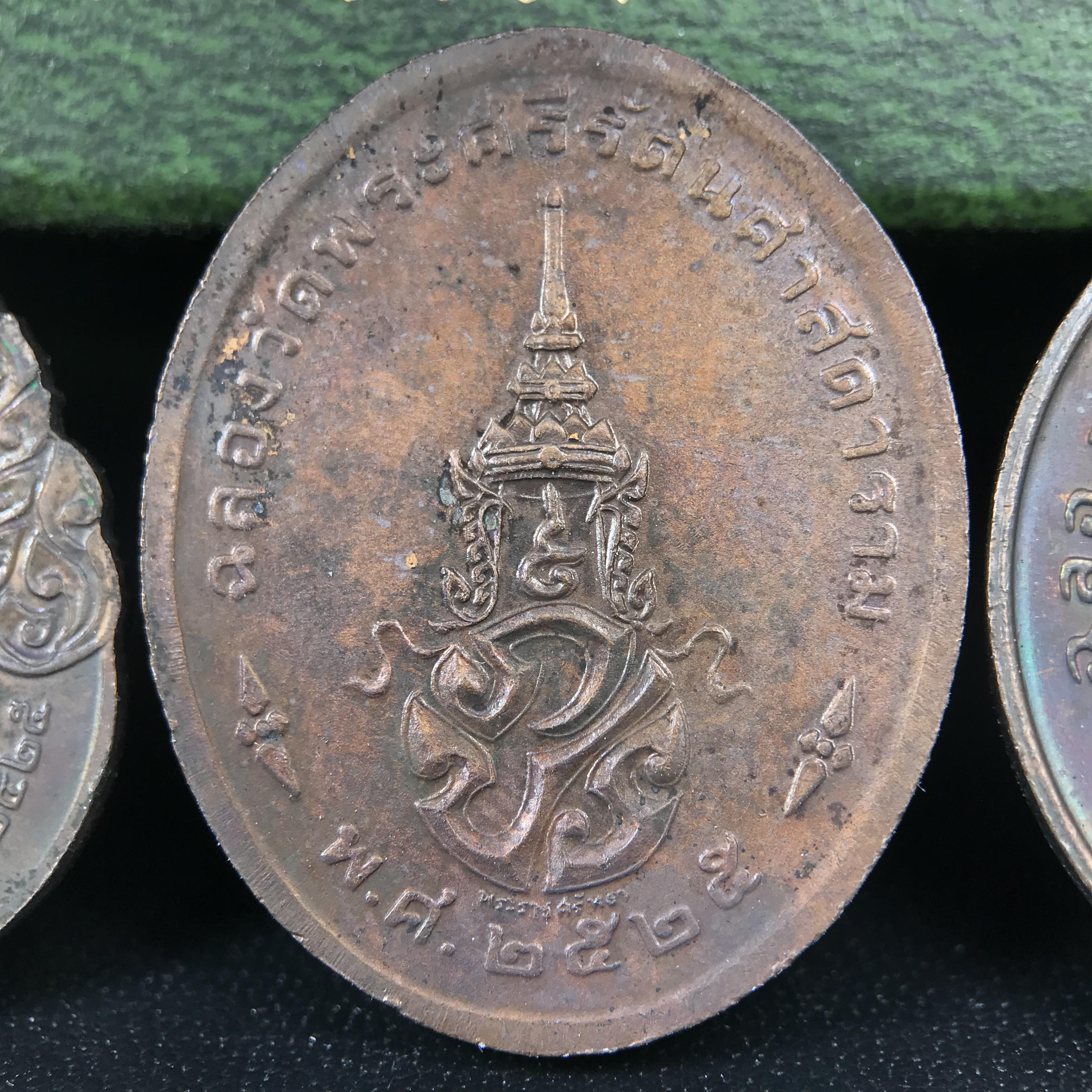 เหรียญพระแก้วมรกตหลัง ภปร. ฉลองกรุงรัตนโกสินทร์ครบ 200 ปี พ.ศ.2525 เนื้อทองแดงกล่องบรรจุเดิมครบ3พิมพ์(บล็อกพระราชศรัธา)(ในหลวงรัชกาลที่9 เสด็จในพิธี)พระคู่บ้านคู่เมือง...พระดี...พิธีใหญ่