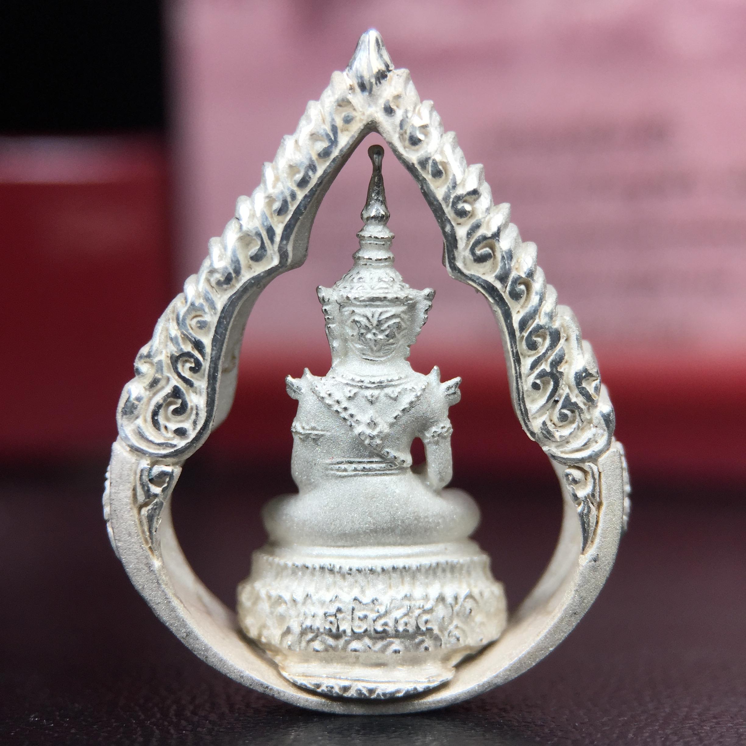 พระแก้วมรกต ภปร.(รุ่นแรก) ปี2545 จัดสร้างในมหาวโรกาส พระบาทสมเด็จพระเจ้าอยู่หัวรัชกาลที่ 9 ครบรอบ 75 พรรษา และฉลองกรุงรัตนโกสินทร์ครบ 220 ปี พิมพ์ลอยองค์ทรงหยดน้ำ เนื้อเงินบริสุทธิ์ 92.5% ขนาด 18*27 มม. พร้อมกล่องบรรจุเดิม สวยครบสมบูรณ์(องค์หมายเลข 1752)