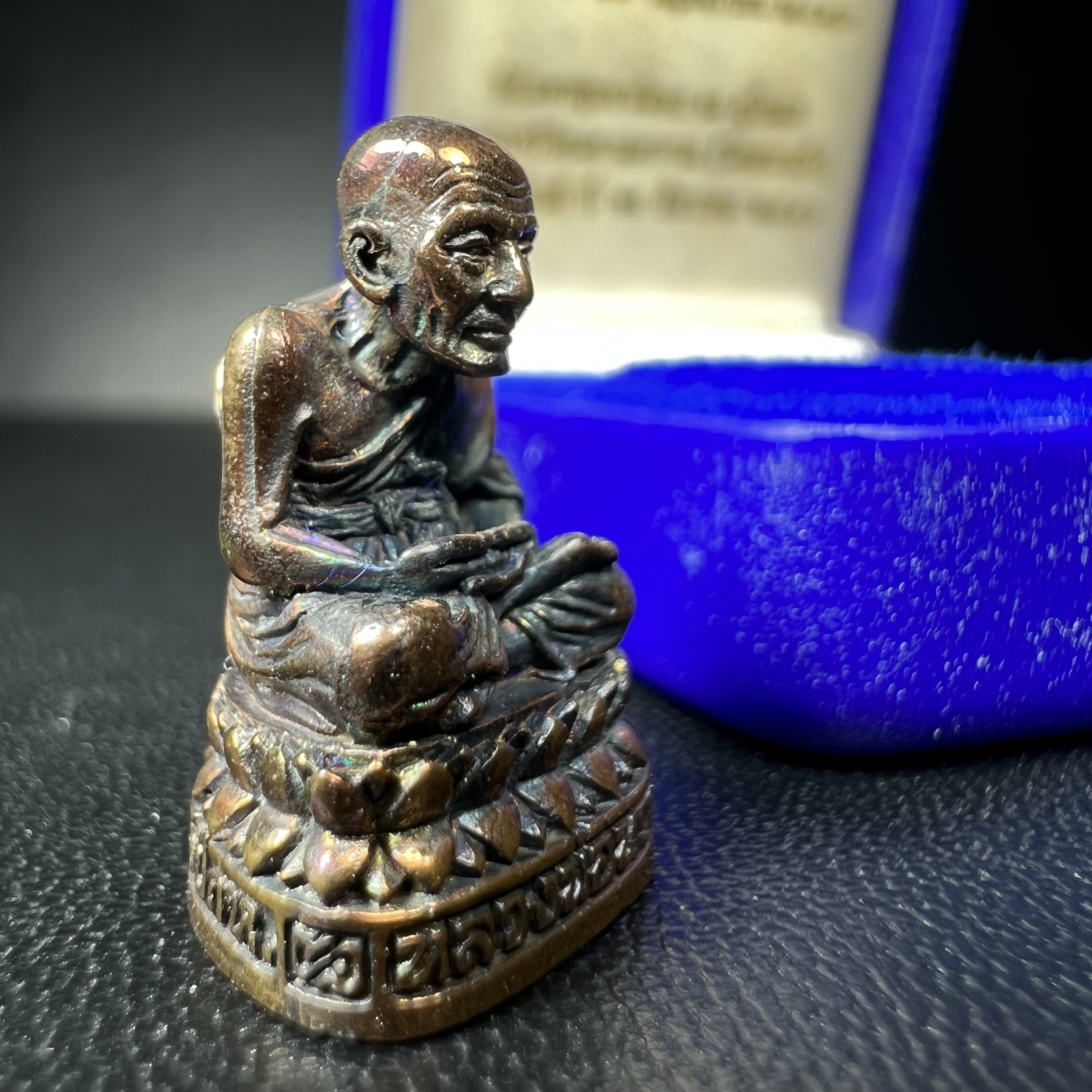 รูปเหมือนหล่อลอยองค์หลวงปู่ทวด รุ่น 111ปี กระทรวงกลาโหม เนื้อนวโลหะรมดำ-ปัดเงา ปี2540 พิธีใหญ่ สภาพสวย เข้มขลัง นิยม พร้อมกล่องบรรจุเดิม