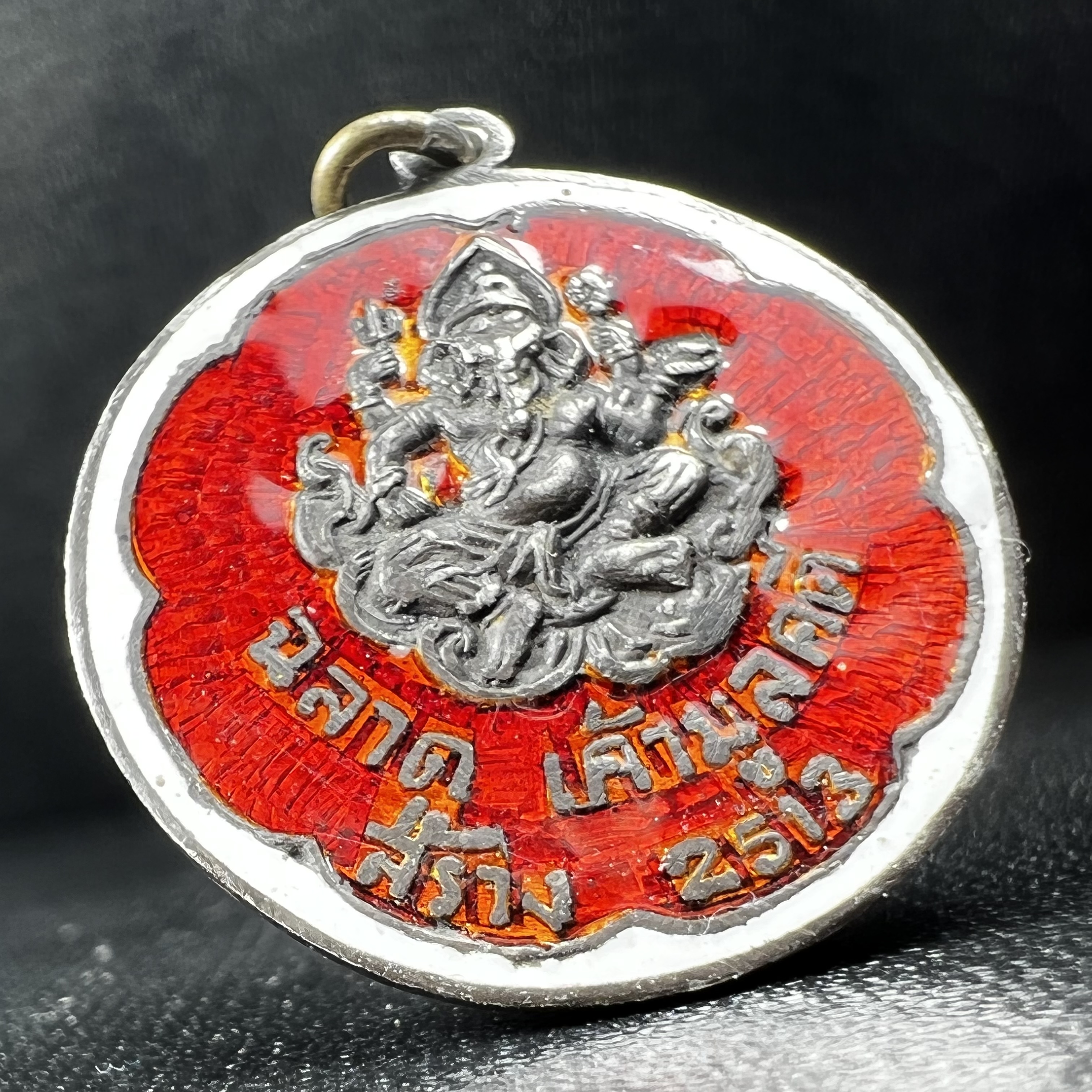 เหรียญพระพิฆเนศวร ปี 2513 จัดสร้างโดย "ท่านอาจารย์ ฉลาด เค้ามูลคดี" เนื้อเงินลงยา(สภาพสวยเดิม ผิวเงินเดิม ผิวลงยาติดเต็มไม่มีกระเทาะ)พิธีใหญ่เป็นเหรียญที่อยู่ในความนิยมสะสมของกลุ่มดารา ศิลปิน หายาก