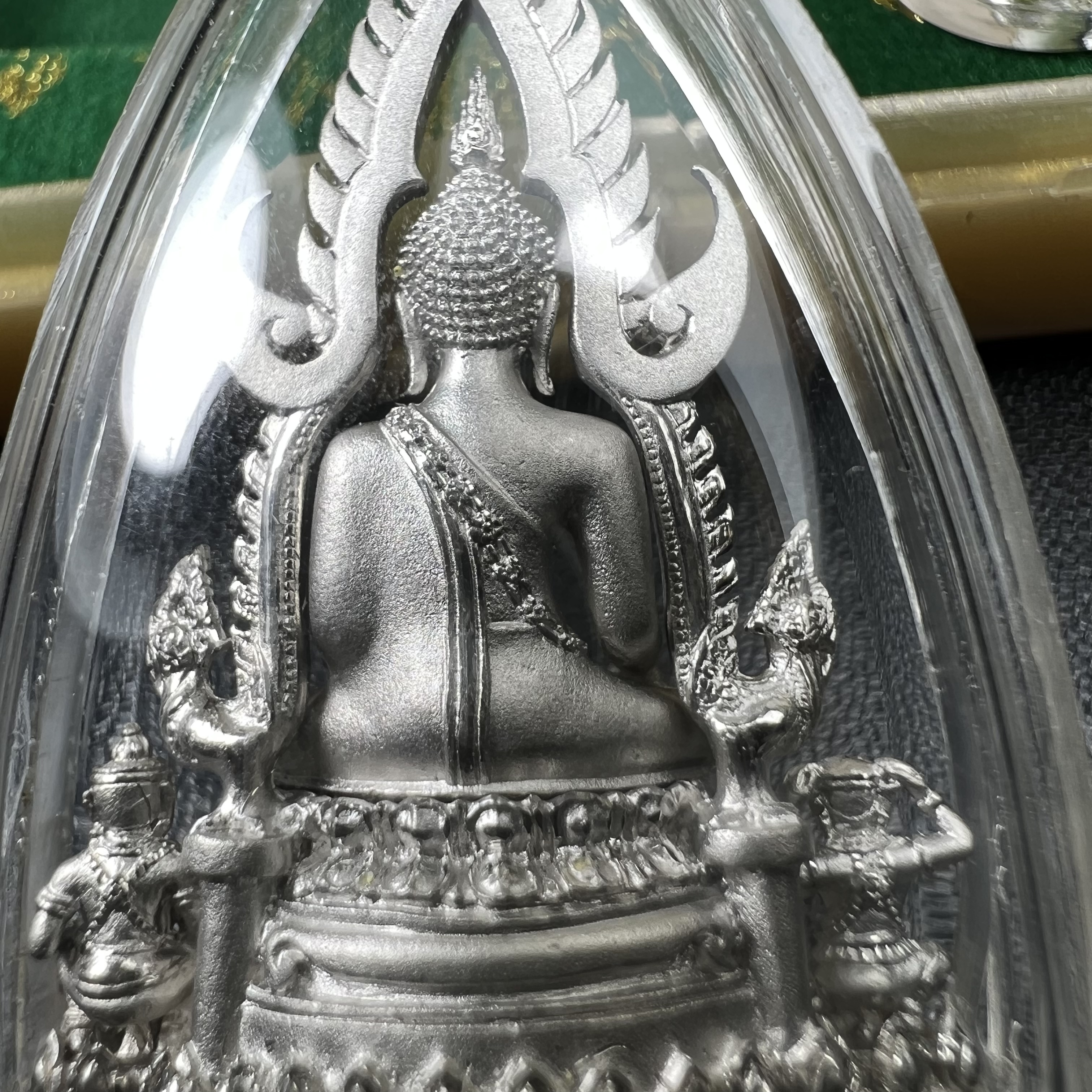 พระพุทธชินราช(จำลอง) ภปร. 84 พรรษา ปี 2554 เนื้อเงินชุบทองคำขาว พิมพ์กลางขนาดหน้าตัก 1/2 นิ้ว(พระราชทานมวลสาร จิตรลดาและเส้นพระเจ้า(เส้นผม)รัชกาลที่9)พุทธศิลป์ทรงคุณค่าอีกหนึ่งรุ่นยอดนิยม