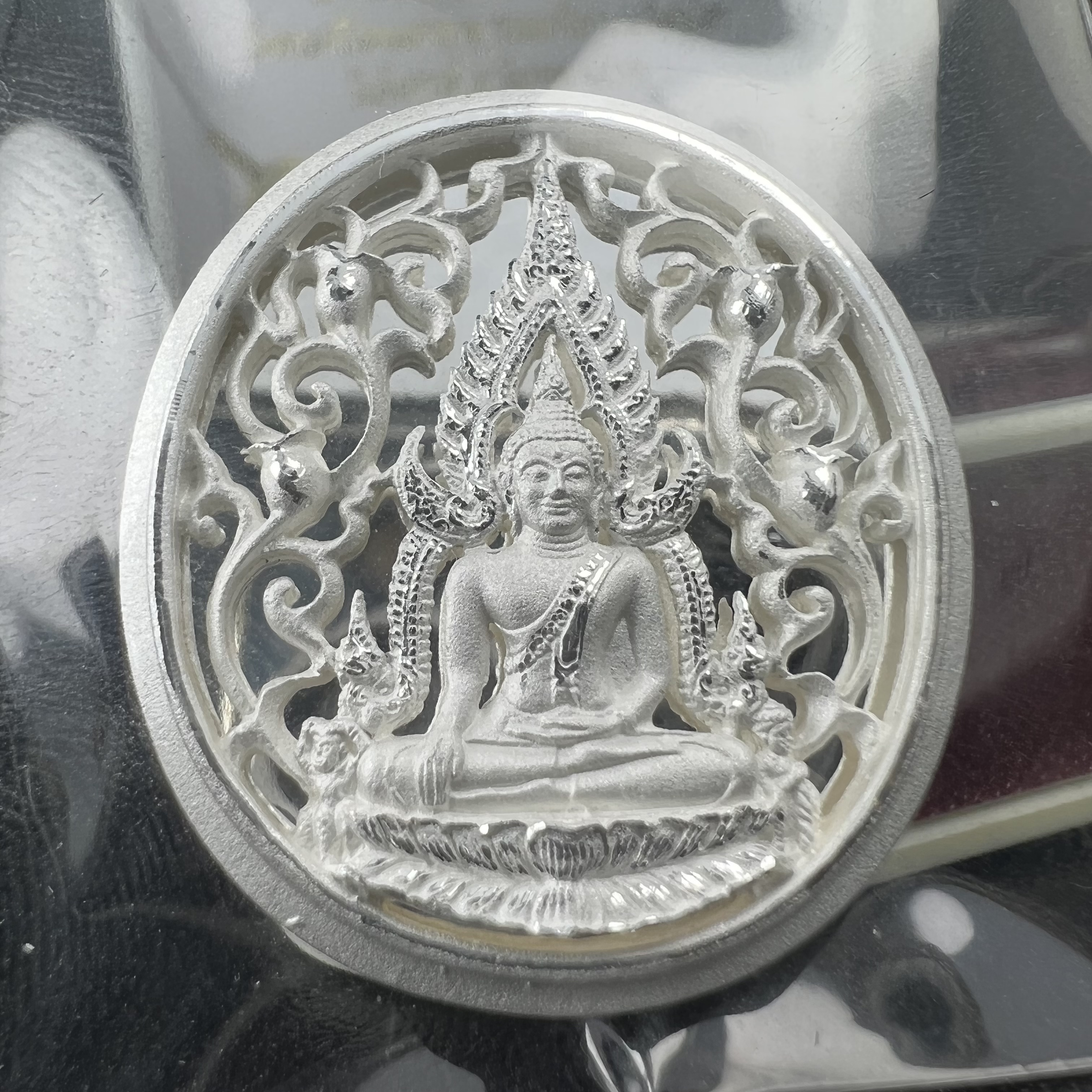 พระพุทธชินราช รุ่น ประวัติศาสตร์ มูลนิธิเพื่อตำรวจไทยจัดสร้าง ปี 2562 เนื้อเงินขัดเงา พิมพ์เหรียญรูปไข่ฉลุลายไทย พิมพ์ใหญ่ พระพุทธชินราช แบบจิวเวอร์รี่ (ขนาดสูง 2.9 ซม.) (สภาพ สวย ซีนซองเดิม กล่องบรรจุเดิมครบสมบูรณ์)