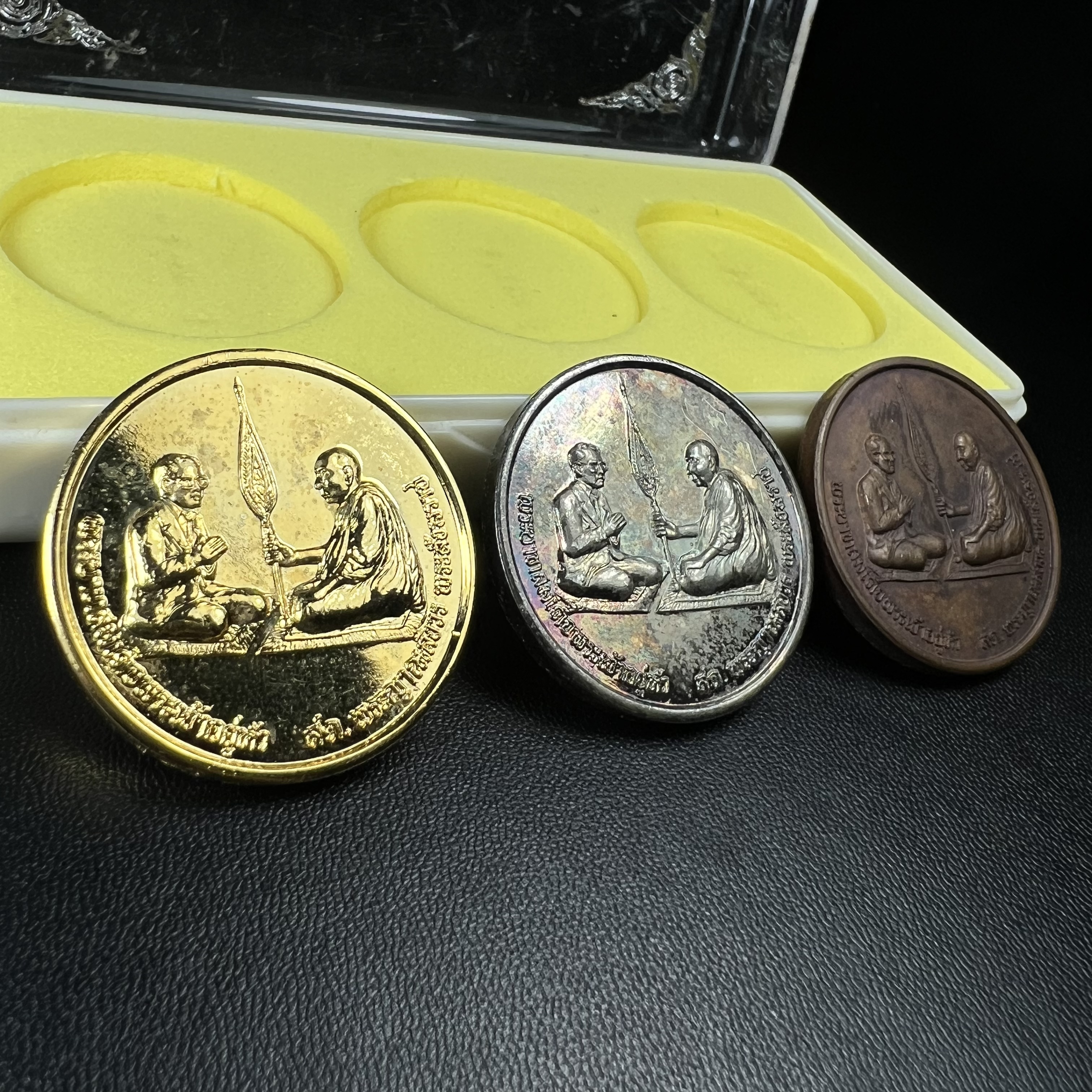 เหรียญสนทนาธรรม ในหลวงรัชกาลที่ 9 สมเด็จพระญาณสังวร หลังพระสยามเทวาธิราช ปี 2543 วัดบวรนิเวศวิหาร ชุดกรรมการ(เนื้อกะไหล่ทอง+กะไหล่เงิน+ทองแดงรมน้ำตาล)พร้อมกล่องบรรจุเดิม(ชุดหายาก สภาพผิวกะไหล่เดิมจากผู้จัดสร้าง ผิวขึ้นรุ้งธรรมชาติสวยจัด แชมป์ๆ)1 ใน 343ชุด