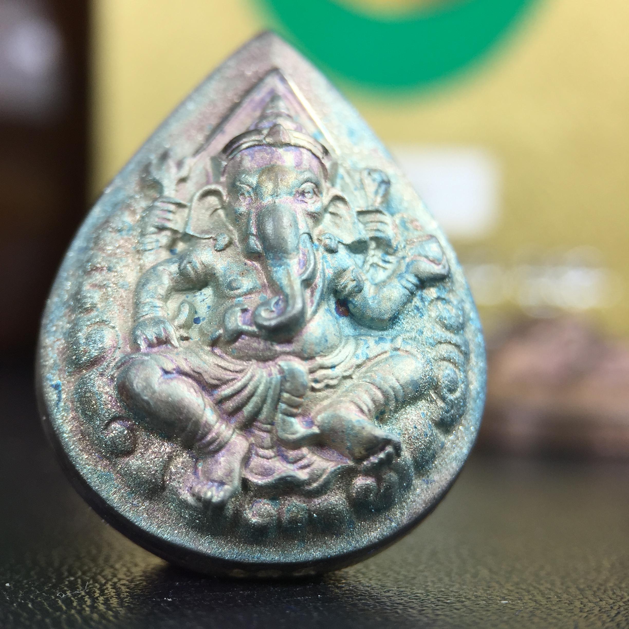 เหรียญพระพิฆเนศวร ญสส. ชุดกาญจนาภิเษกครองราชย์ 50 ปี พุทธศักราช 2538 วัดบวรนิเวศวิหาร ชุดทองคำพิมพ์ใหญ่(2.9 ซม.)(เนื้อทองคำ+เนื้อเงิน+เนื้อทองทิพย์) สภาพสวยเดิมพร้อมกล่องบรรจุเดิม ตอกโค๊ดหมายเลขกำกับ 634(พิธีใหญ่ พุทธศิลป์งดงาม)(นิยมหายาก)1 ใน 939 ชุด