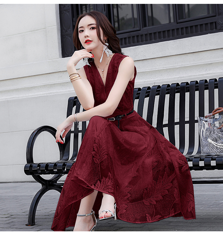 ชุดเดรสสั้นผ้าลูกไม้สีแดงเลือดหมู คอวี แขนกุด กระโปรงทรงเอบานหน้าสั้นหลังยาวพร้อมเข็มขัด สวยเก๋