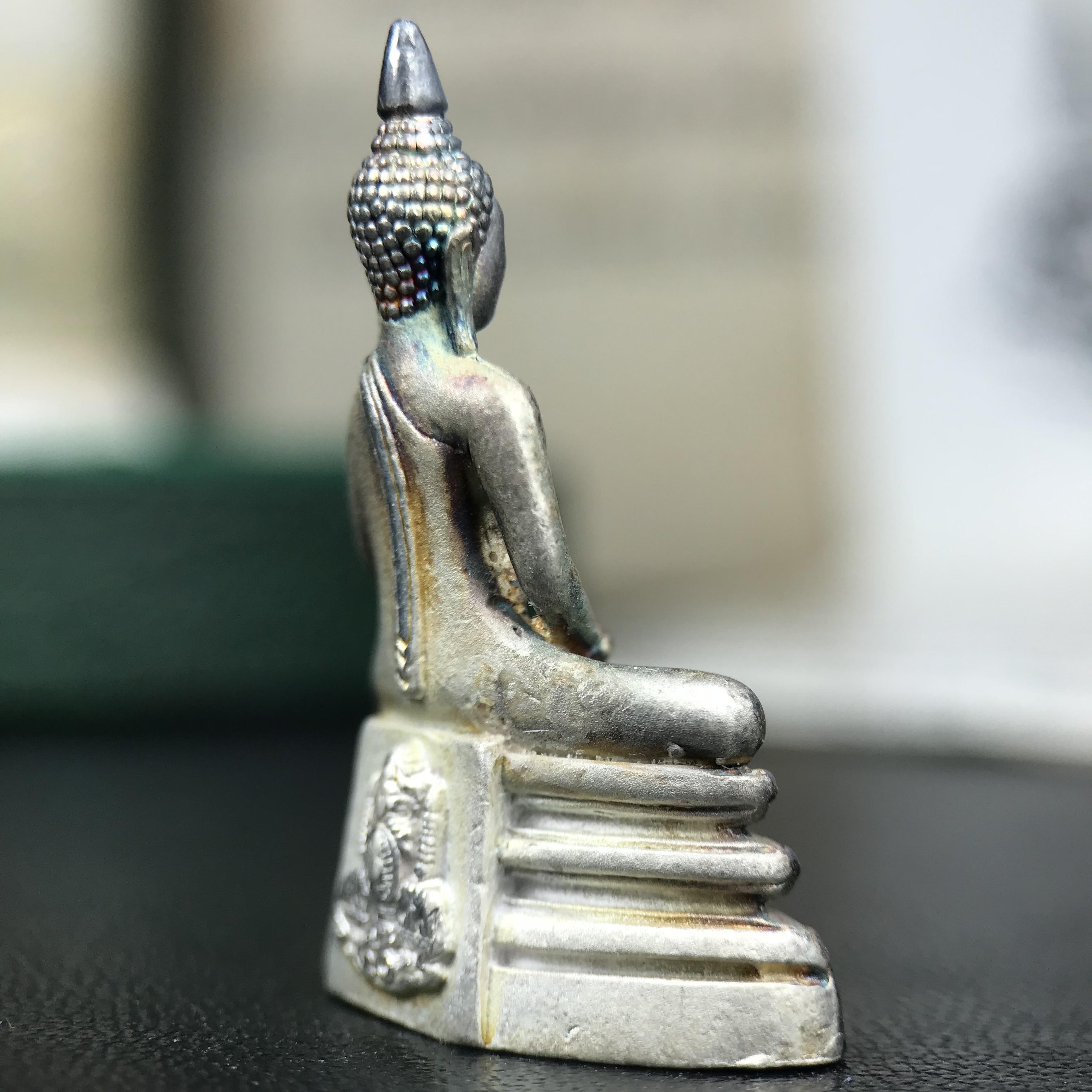 พระพุทธโสธร ภปร. รุ่นย้อนยุค สร้างพระอุโบสถ สมาคมชาวฉะเชิงเทรา จัดสร้าง ปี 2539 วโรกาสครองสิริราชสมบัติครบ 50 ปี เนื้อเงินทรายนวลขัดเงาบางส่วน(สภาพผิวเดิม ขึ้นสีรุ้งธรรมชาติ เก่าเก็บอย่าดี สวยมาก แบบนี้หายาก) พร้อมกล่องบรรจุและใบรับรองเดิม