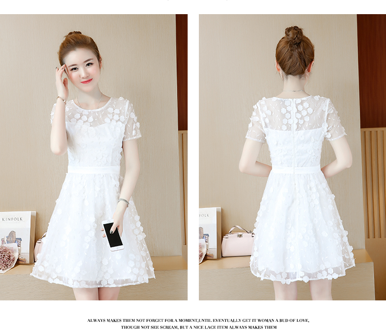 ชุดเดรสสั้นสีขาวผ้าแก้วปักลายใบไม้ ตกแต่งดอกไม้สีขาวสวยๆ