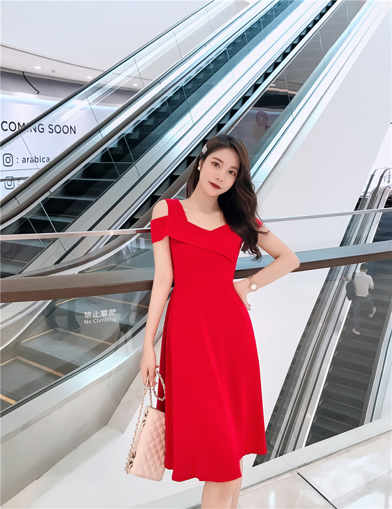 ชุดเดรสสั้นผ้ายืดสีแดง คอเหลี่ยม แขนสั้นโชว์ไหล่ กระโปรงทรงเอสวยสดใส