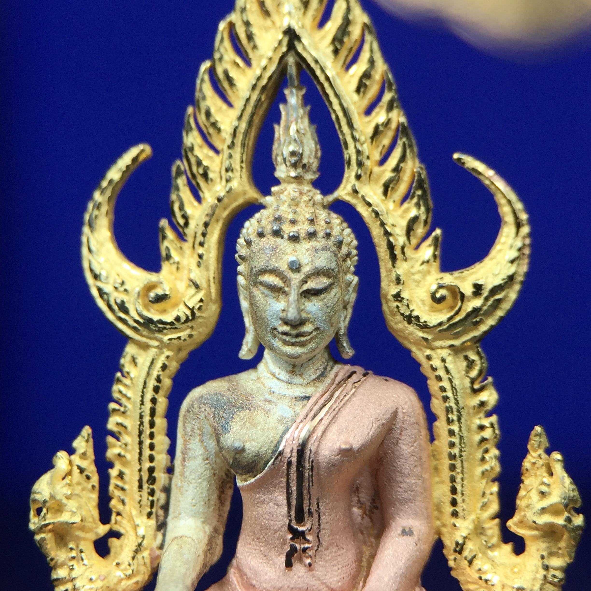 พระพุทธชินราช ภปร. ในวโรกาสพระราชพิธีมหามงคล เฉลิมพระชนมายุ6รอบ 5ธันวาคม2542 มูลนิธิพิทักษ์ดวงตาประชาชน จัดสร้าง เนื้อเงินบริสุทธิ์ 99.9% แบบสามกษัตริย์ขัดเงาบางส่วน พิมพ์ใหญ่ ขนาดสูง 3.4 ซม. พร้อมกล่องบรรจุเดิม