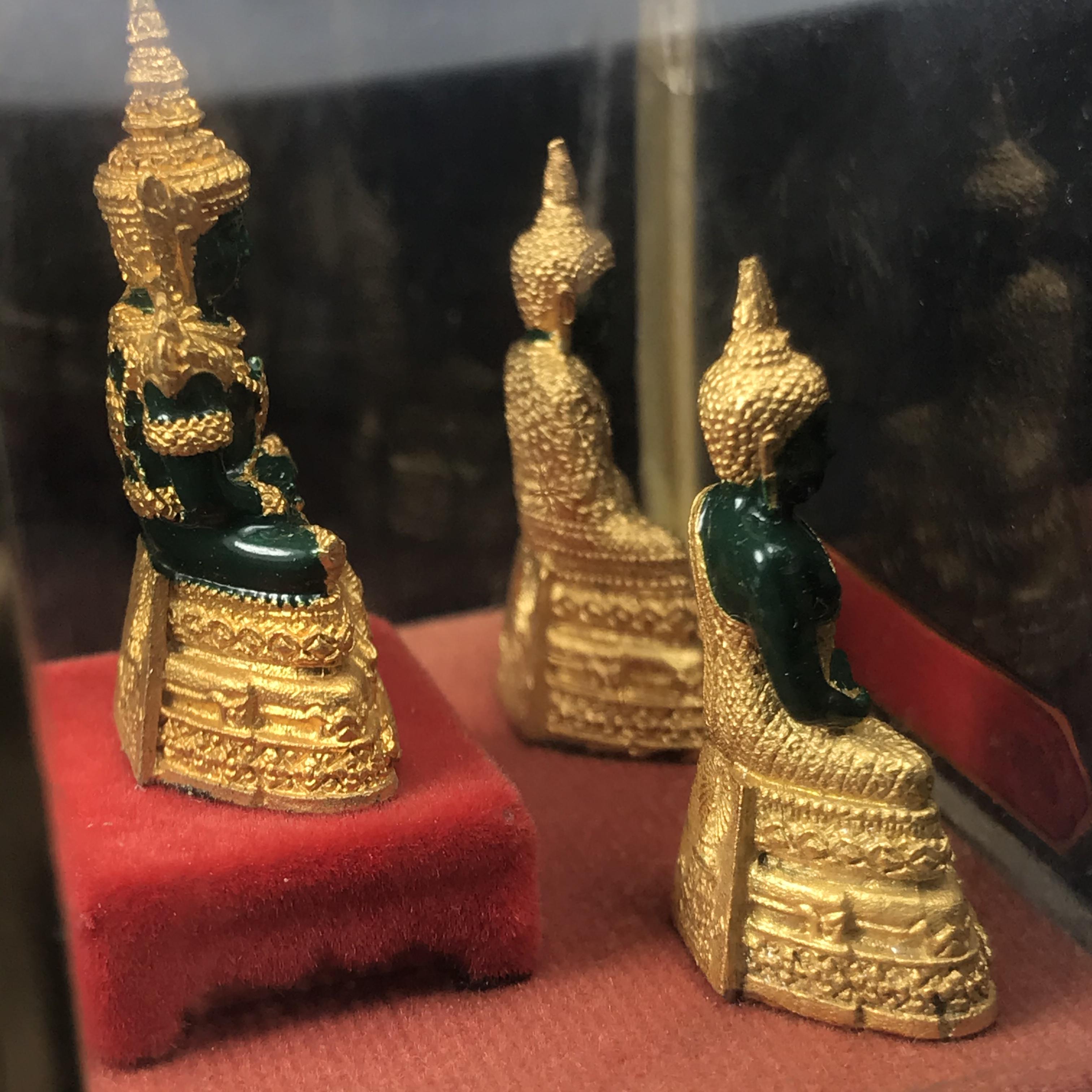 พระพุทธมหามณีรัตนปฏิมากร(พระแก้วมรกต) วัดพระศรีรัตนศาสดาราม สำนักพระราชวัง จัดสร้าง พิมพ์ทรงเครื่อง 3 ฤดู(ร้อน ฝน หนาว) หน้าตัก 1 นิ้วพร้อมครอบตู้เดิม(บรรจุมวลสารใต้ฐาน)