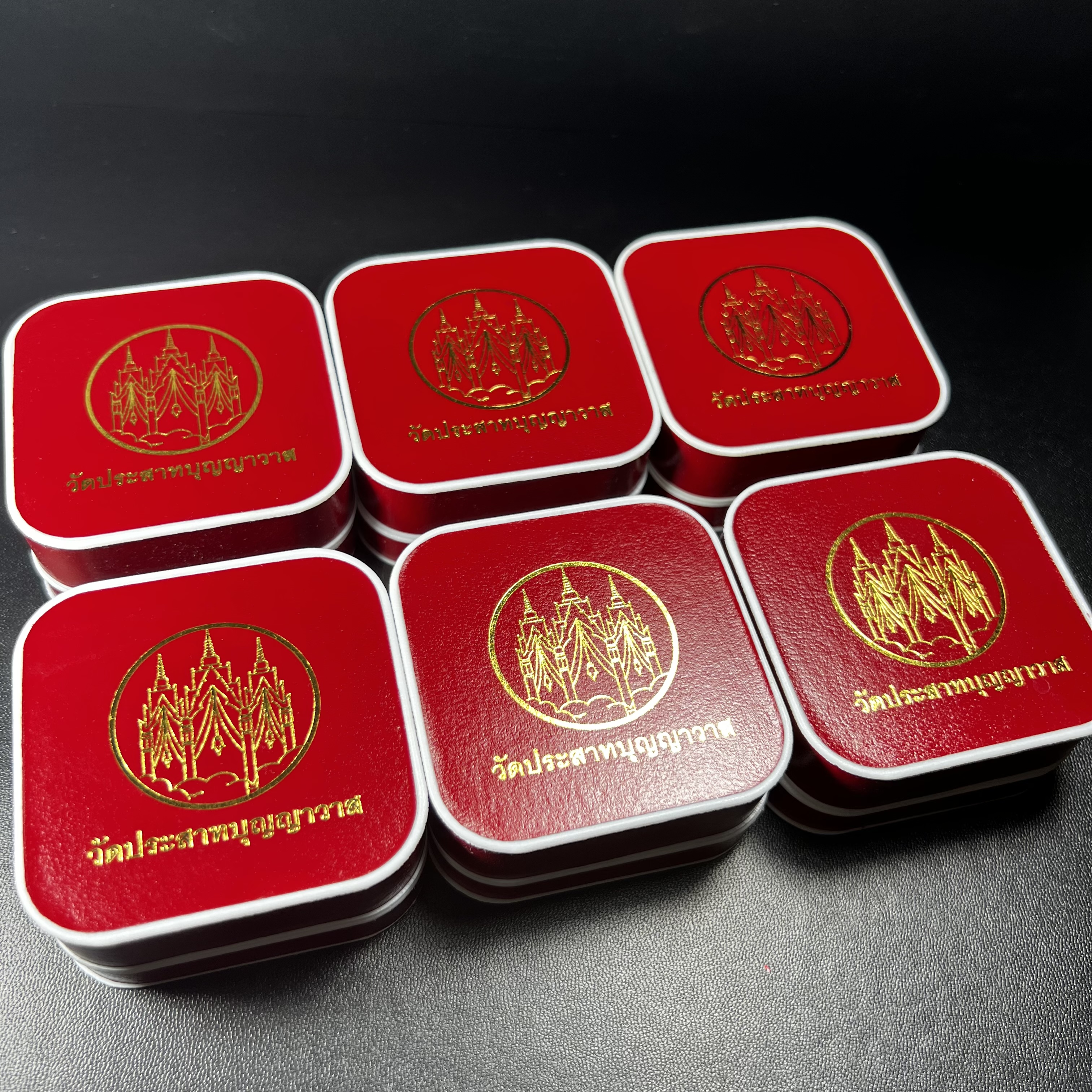 เหรียญหลวงพ่อทวด รุ่น มงคลบารมี วัดประสาทบุญญาวาส ปี 2545 เนื้อเงินสามกษัตริย์ พิมพ์ทรงพระรอด(ขนาด 2.2*1.5 ซม.)ฉลุลายฉากพื้นหลังสามมิติเปลือกหอยมุกสวยงาม ตอกโค๊ต ก(กรรมการ)พร้อมกล่องบรรจุเดิม