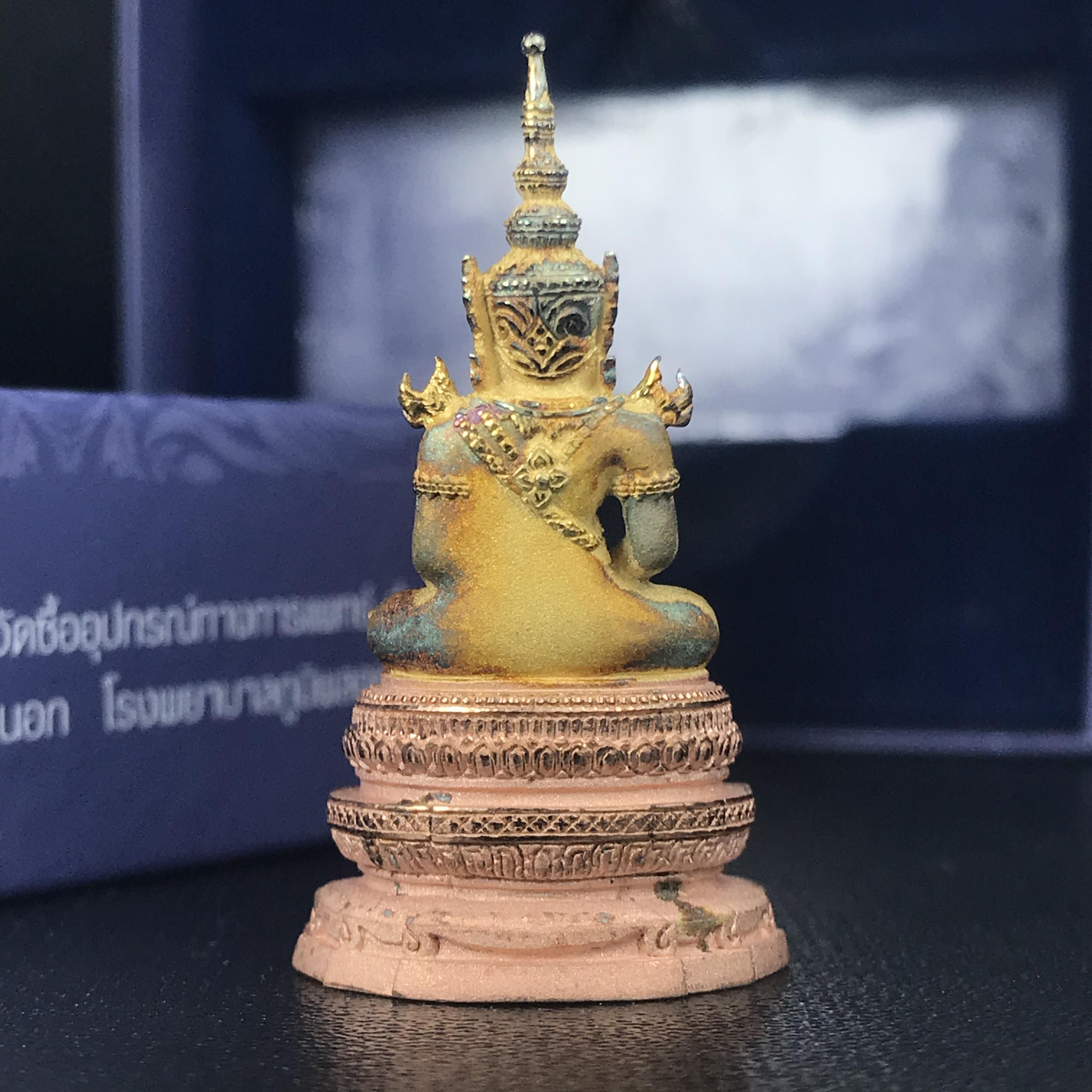 พระแก้วมรกต ภปร. ปี2547 จัดสร้างโดย รพ.ภูมิพลฯ เนื้อเงิน (3 กษัตริย์)ลอยองค์ หน้าตัก 1/2 นิ้ว (สภาพผิวเดิม ขึ้นสีรุ้งธรรมชาติ แบบนิยม) (1ใน3000องค์)