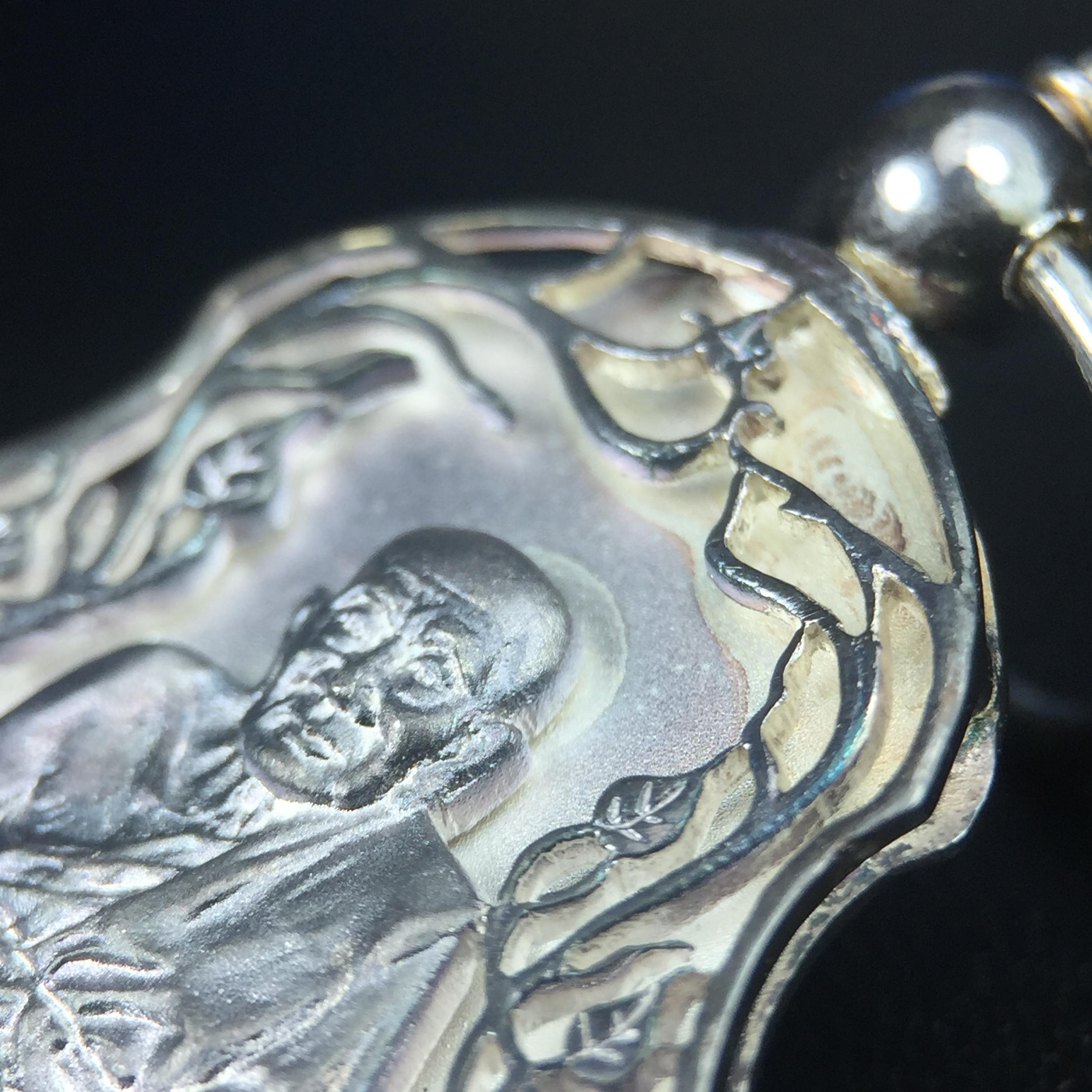 เหรียญหลวงปู่ทวด พระนามาภิไธย สก. แบบงานฉลุโบราณ(HAND MADE) ปี 2544 เนื้อเงิน(ผิวเดิมขึ้นสีรุ้งธรรมชาติสวยมาก) พิธีปลุกเสก ณ อุโบสถวัดช้างให้ และ พิธีมังคลาภิเษก ณ พระอุโบสถ วัดพระศรีรัตนศาสดาราม(วัดพระแก้ว) (1 ใน 2000 เหรียญ)พบเจอน้อยหายากมาก