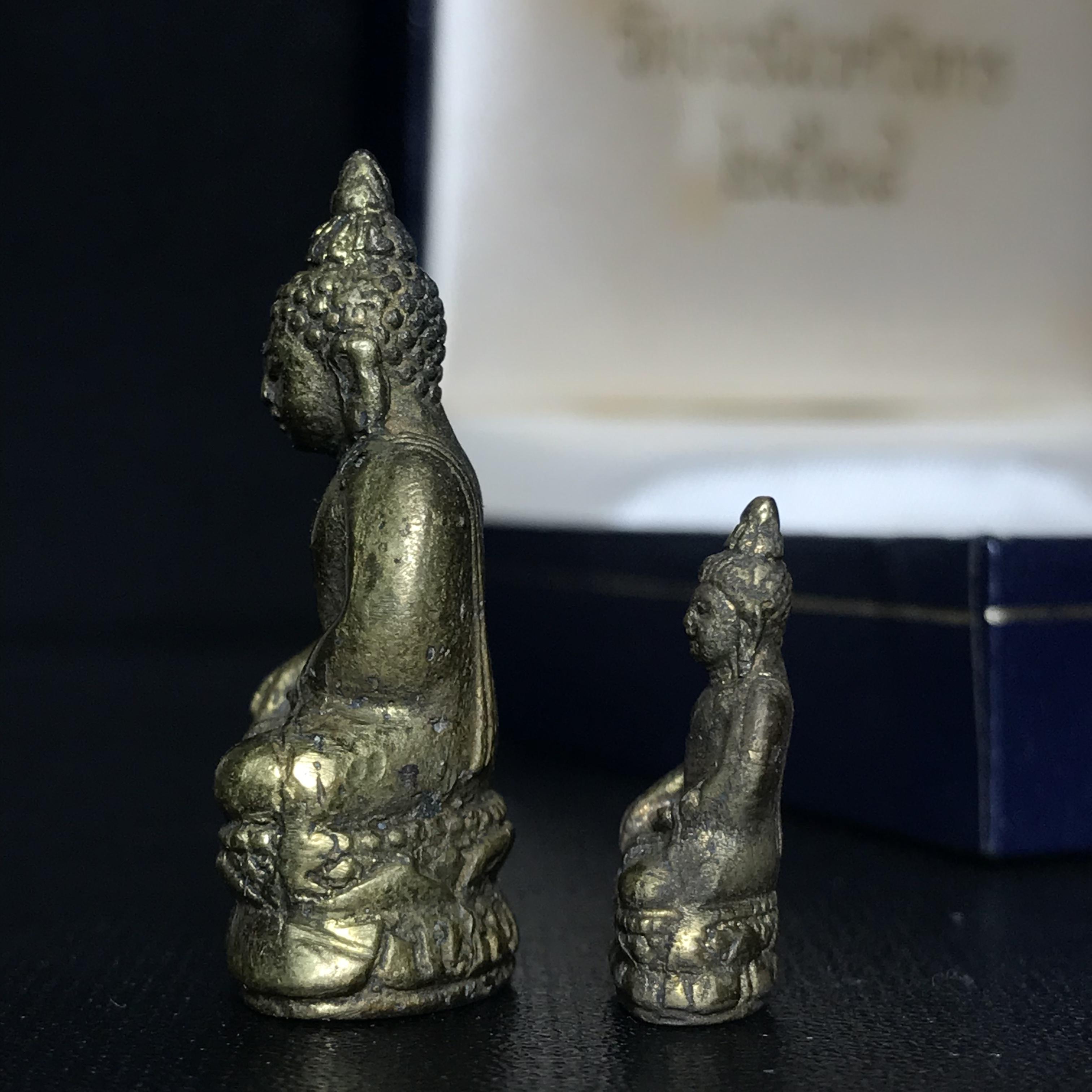 พระกริ่ง-พระชัยวัฒน์ไพรีพินาศ วัดบวรนิเวศวิหาร รุ่นผ้าป่าสิงห์บุรี ปี2528(กล่องหนังนิยม)(พระชุดหลักสายสมเด็จพระญาณสังวร สมเด็จพระสังฆราชองค์ที่19)(1ใน 1500ชุด)สภาพสวยกล่องบรรจุเดิม