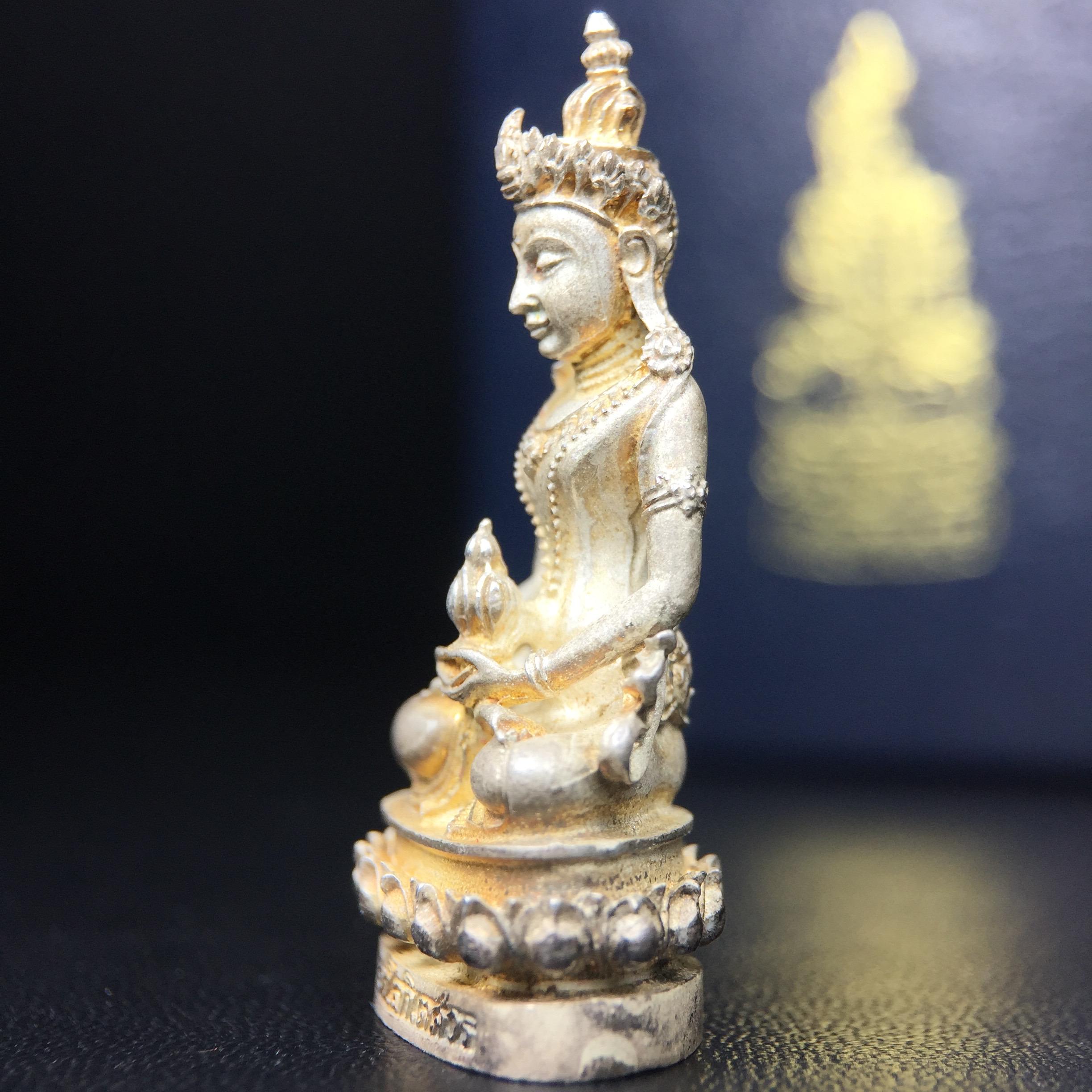 พระกริ่งอวโลกิเตศวร ( เจ้าแม่กวนอิม ) วัดโพธิ์แมนคุณาราม เนื้อเงิน พ่นทราย(ผิวเดิม ขึ้นสีรุ้งธรรมชาติ แบบนิยม เสน่ห์ของพระเนื้อเงิน) รุ่นอุดมโภคทรัพย์ พ.ศ.2539(อีกหนึ่งรุ่นยอดนิยม พุทธศิลป์สวยงดงาม)