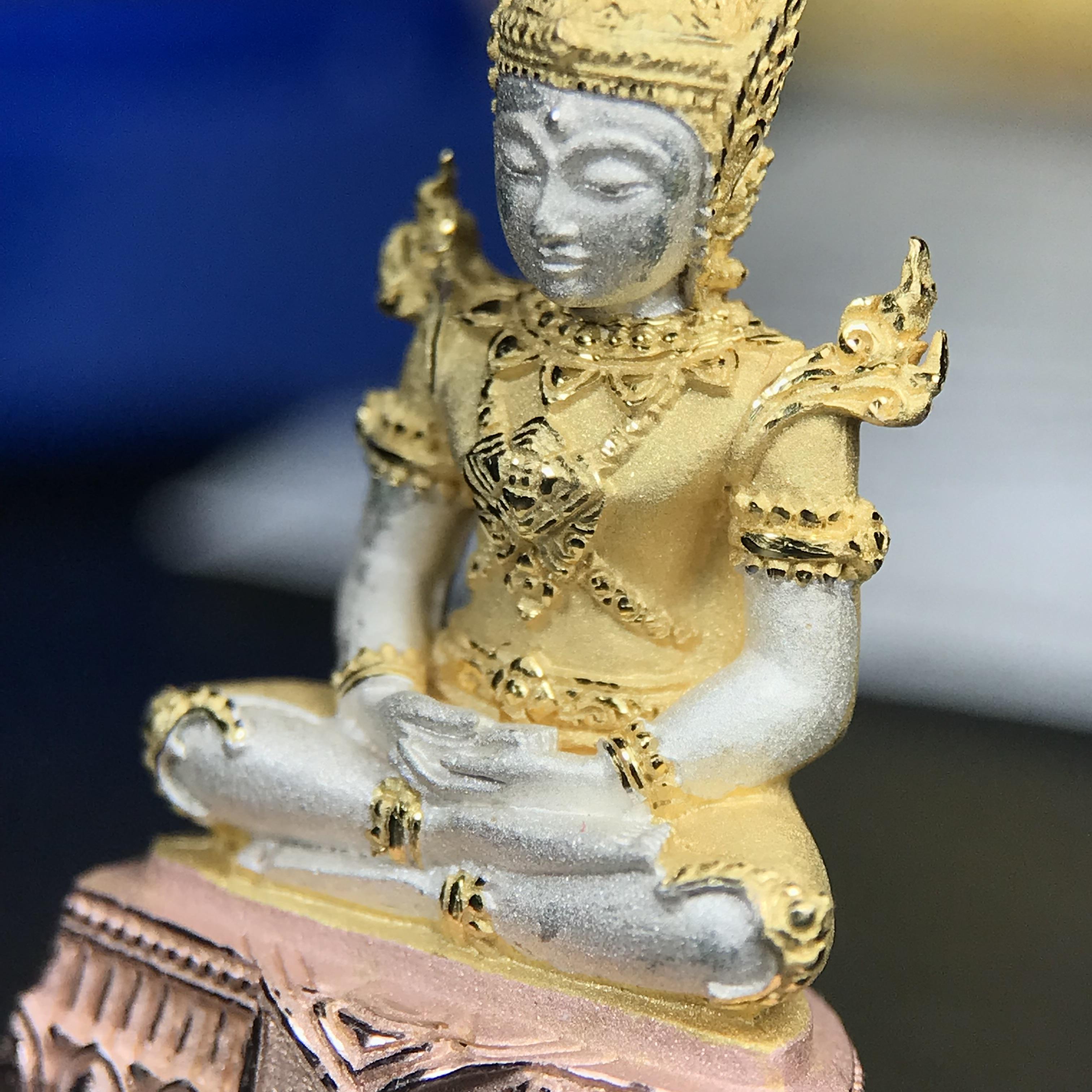 พระแก้วมรกต ทรงเครื่องฤดูร้อน พระราชทานประดิษฐานตราสัญลักษณ์ฉลองสิริราชสมบัติ ครบ 60 ปี ในหลวงรัชกาลที่ 9 พ.ศ.2549 เนื้อเงินสามกษัตริย์ลอยองค์พิมพ์ใหญ่ สูง 3.6 ซม. ขนาดหน้าตัก 1/2 นิ้ว (พิธีใหญ่มหาพุทธาภิเษก ณ พระอุโบสถวัดพระแก้ว เกจิอาจารย์ 108 รูป )