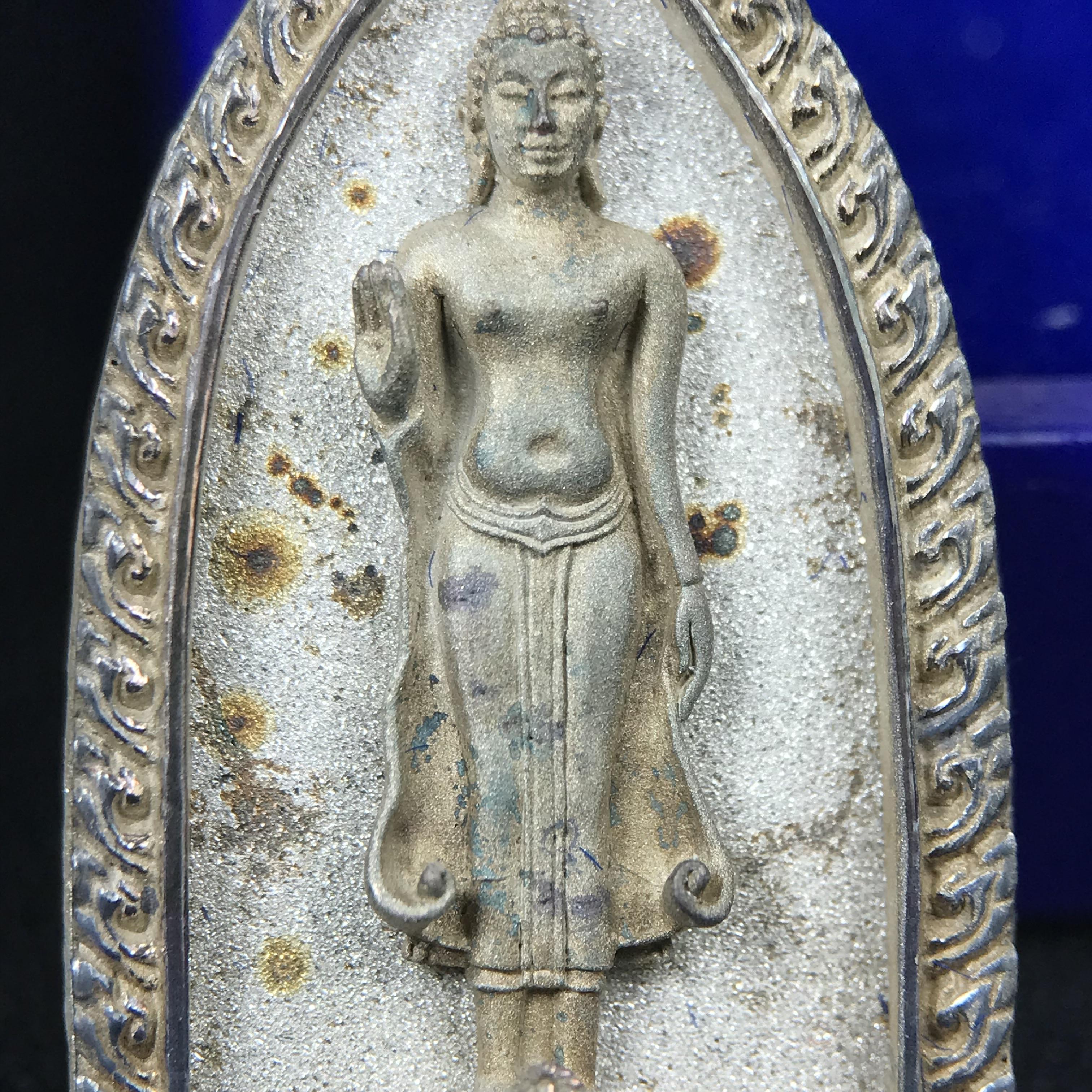 พระพุทธกาญจนพรสยามภูมิ ภปร. ปี 2539 เนื้อเงินพื้นทรายประกาย(ผิวเดิมสวย) พิมพ์ทรงใบขนุน ขนาด3.2ซม. พระพุทธรูปประจำพระชนมวาร รัชกาลที่9 ทรงโปรดเกล้าให้วิทยาลัยป้องกันราชอาณาจักร(วปอ.)สร้างในวโรกาสทรงครองสิริราชสมบัติครบ50ปี พ.ศ.2539(1ใน5000องค์)