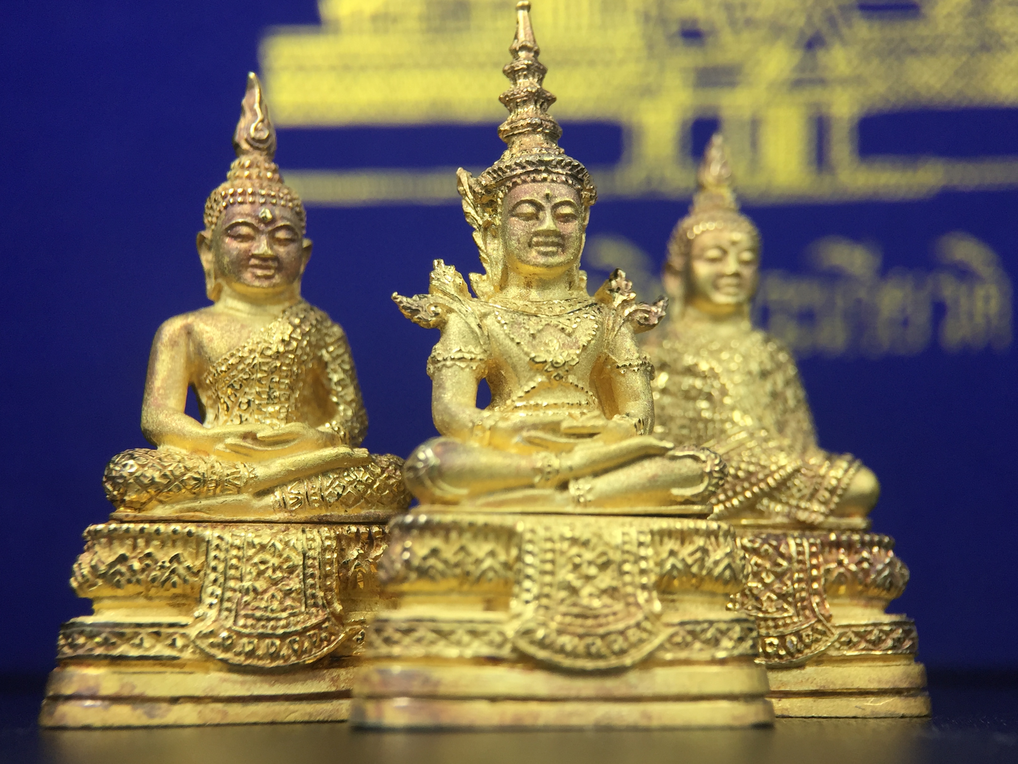 พระพุทธมหามณีรัตนปฎิมากร(พระแก้วมรกต)รุ่น เฉลิมพระเกียรติ วัดพระศรีรัตนศาสดารามราม(วัดพระแก้ว) ปี2543 เนื้อเงินชุบทองพ่นทรายขัดเงาบางส่วน พิมพ์ใหญ่ลอยองค์ ชุด 3 ฤดู ตอกโค๊ตหมายเลขเดียวกันทั้ง3องค์ ชุดหมายเลข( ช147)สภาพผิวสวยดุจทองคำกล่องบรรจุเดิมครบ